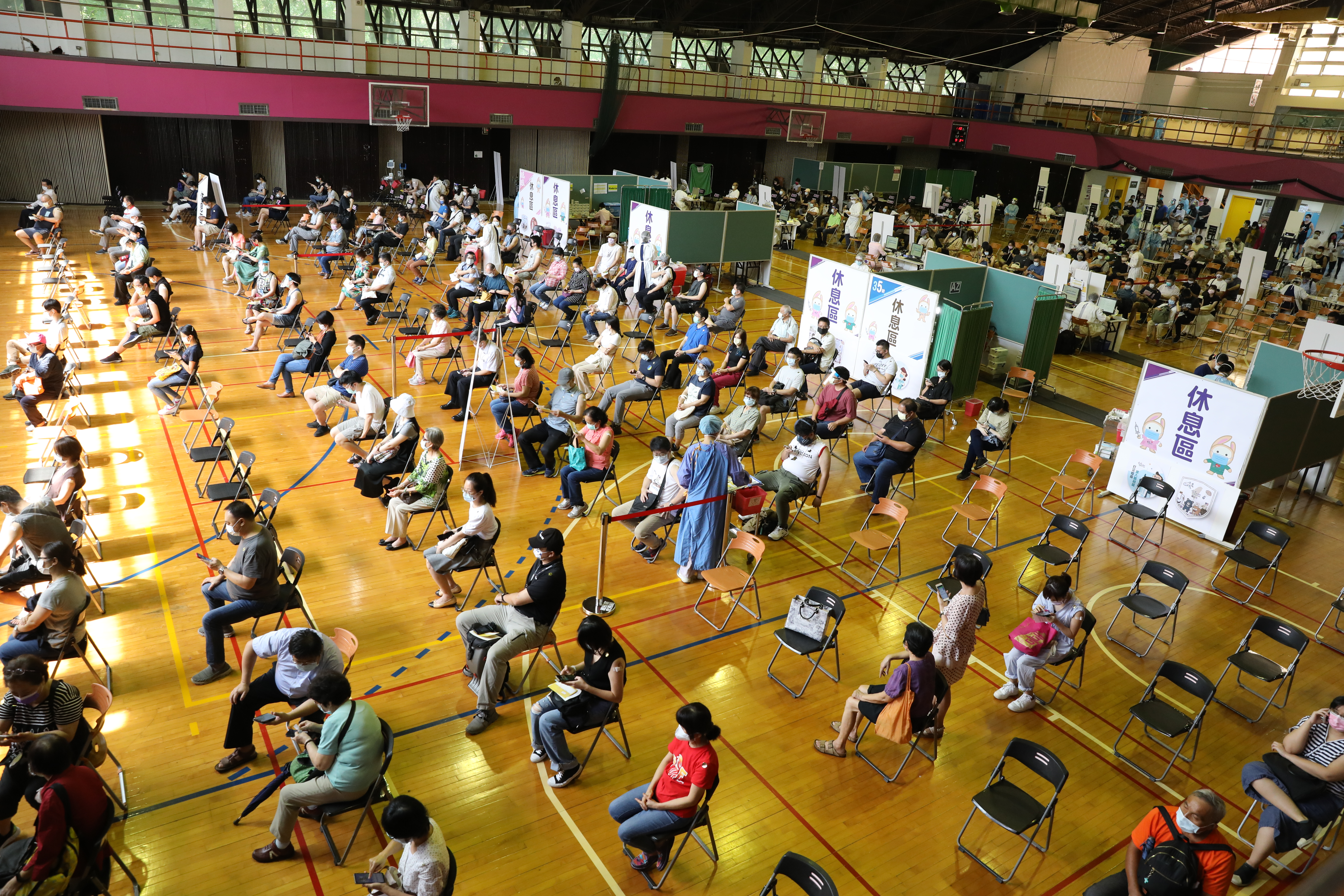 全台疫苗持續擴大施打，目前台灣COVID-19疫苗接種人口涵蓋率達42.63％。