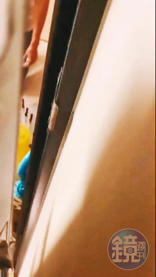 小嫻提分手後,班姓男子帶著媽媽跑到小嫻家門口下跪,哭求復合。(讀者提供)