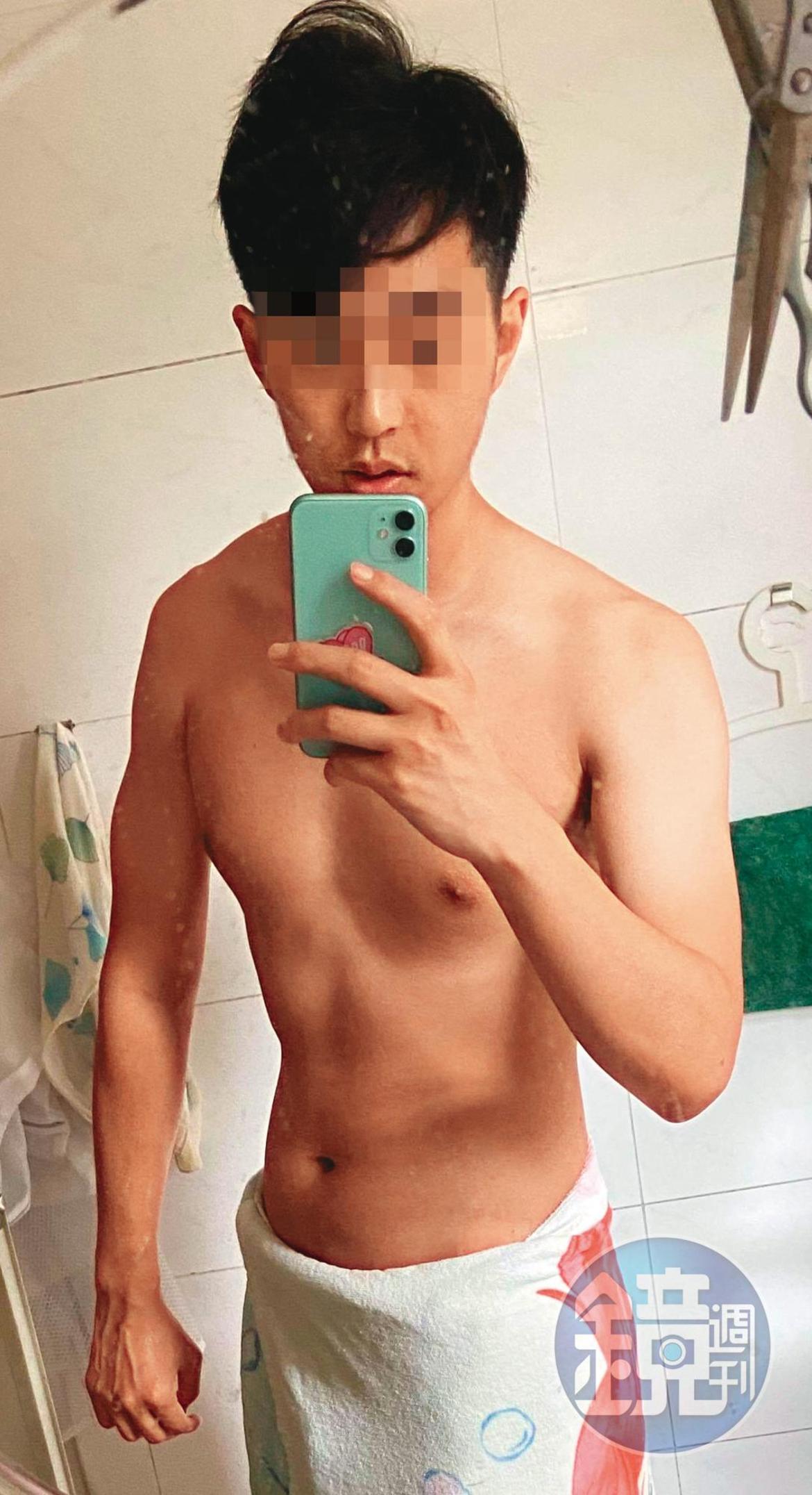 班男對自己身材頗有自信,時常傳自拍照給小嫻。(讀者提供)