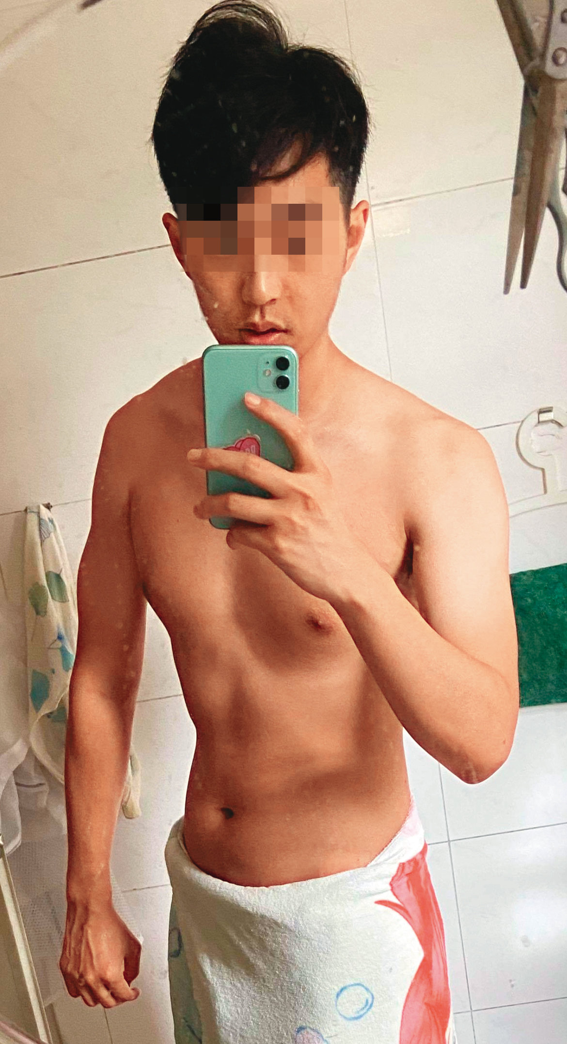 班男對自己身材頗有自信，時常傳自拍照給小嫻。（讀者提供）