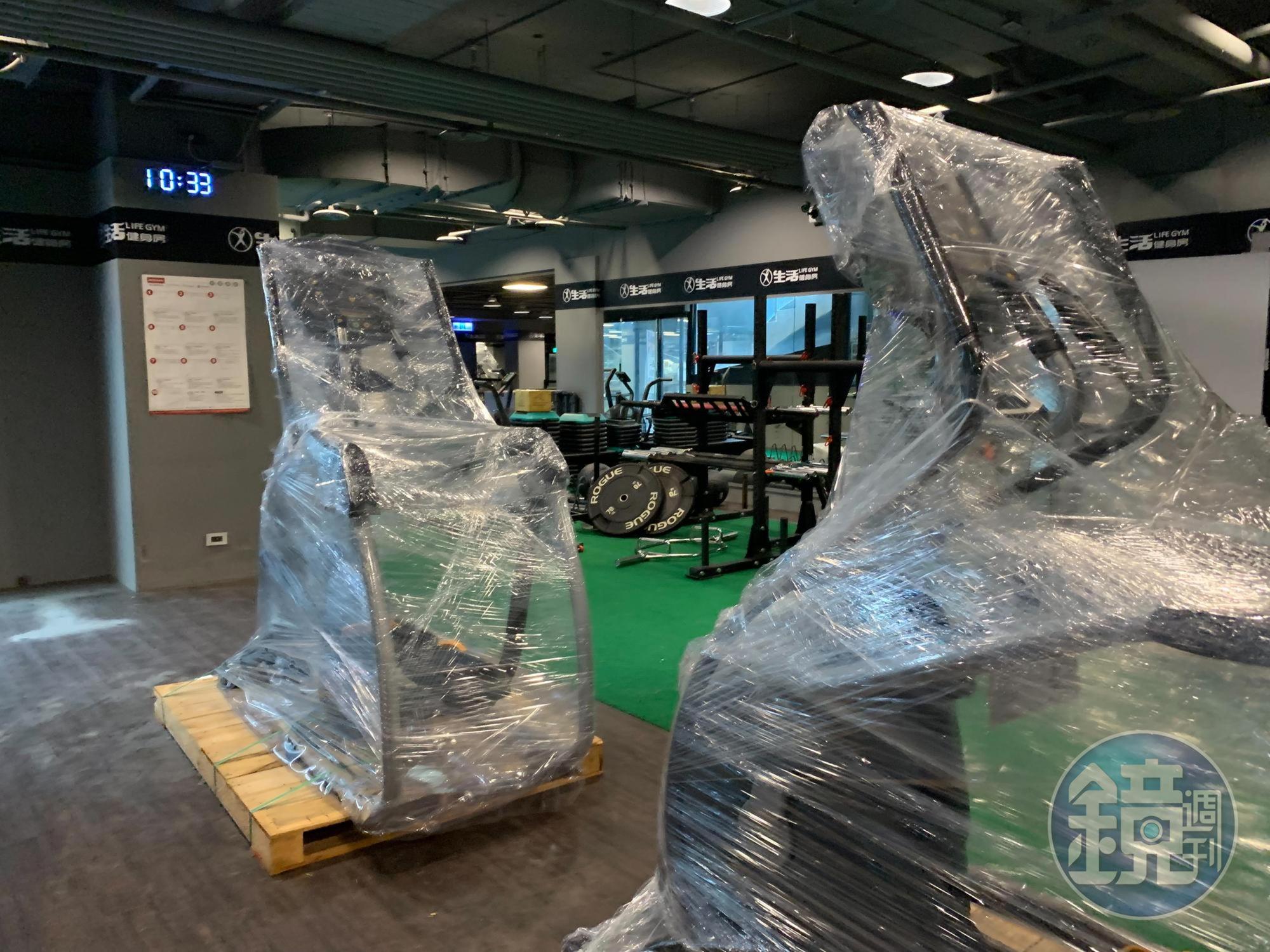 「LifeGym生活健身房」健身器具日前已打包封存，準備變賣籌錢。（讀者提供）