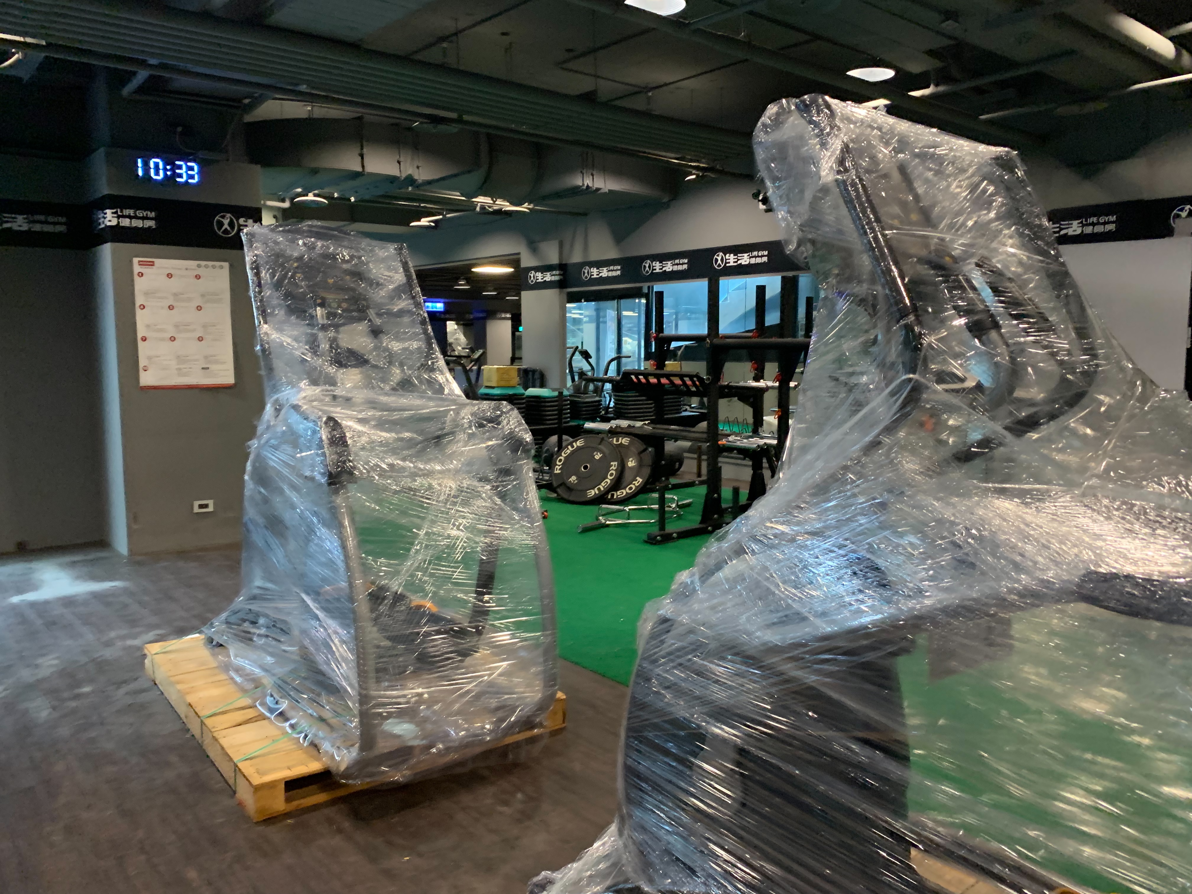 「LifeGym生活健身房」健身器具日前已打包封存，準備變賣籌錢。（讀者提供）