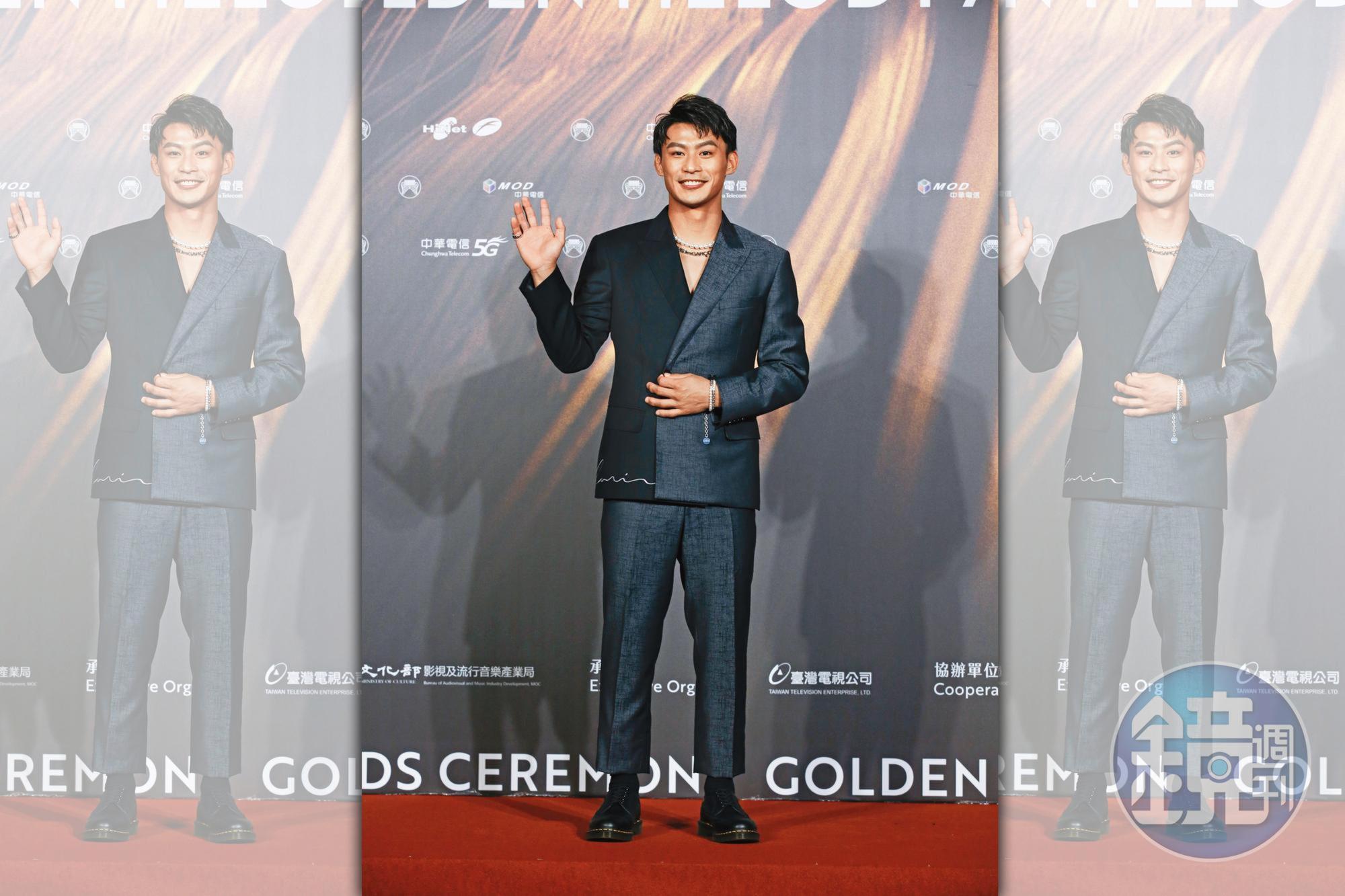 楊勇緯穿戴嘉裕高級訂製服、Mikimoto與Comme des Garçons聯名珍珠,搭配Dr. Martens馬汀靴現身金曲獎頒獎典禮。