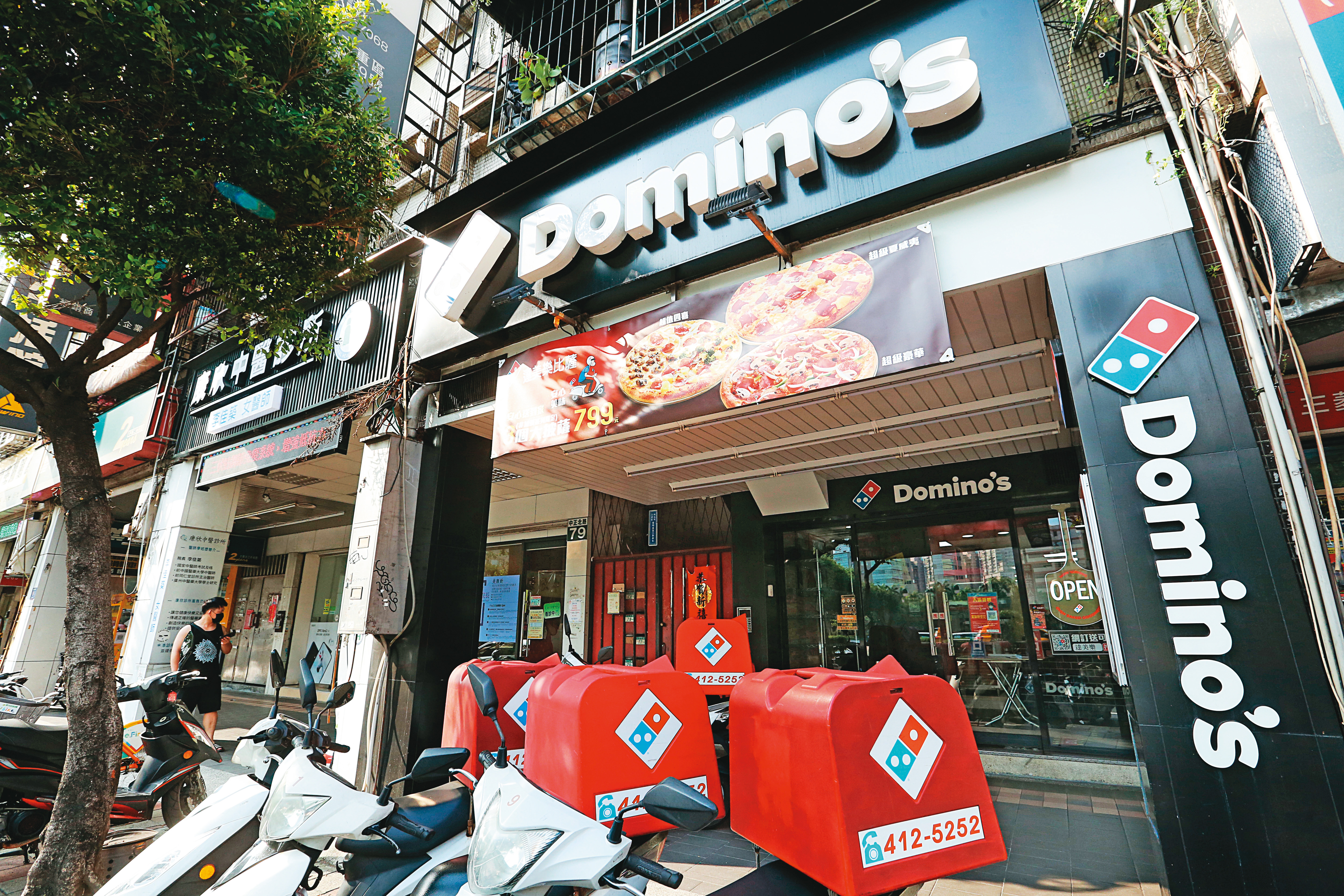 達美樂原是晶華轉投資事業，今年本土疫情爆發時，潘思亮以17億元出售，為支付員工薪水。