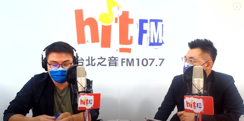 對於民進黨民調上升，江啟臣（右）表示「是用民眾性命換來的」。（翻攝自hitFM YouTube頻道）