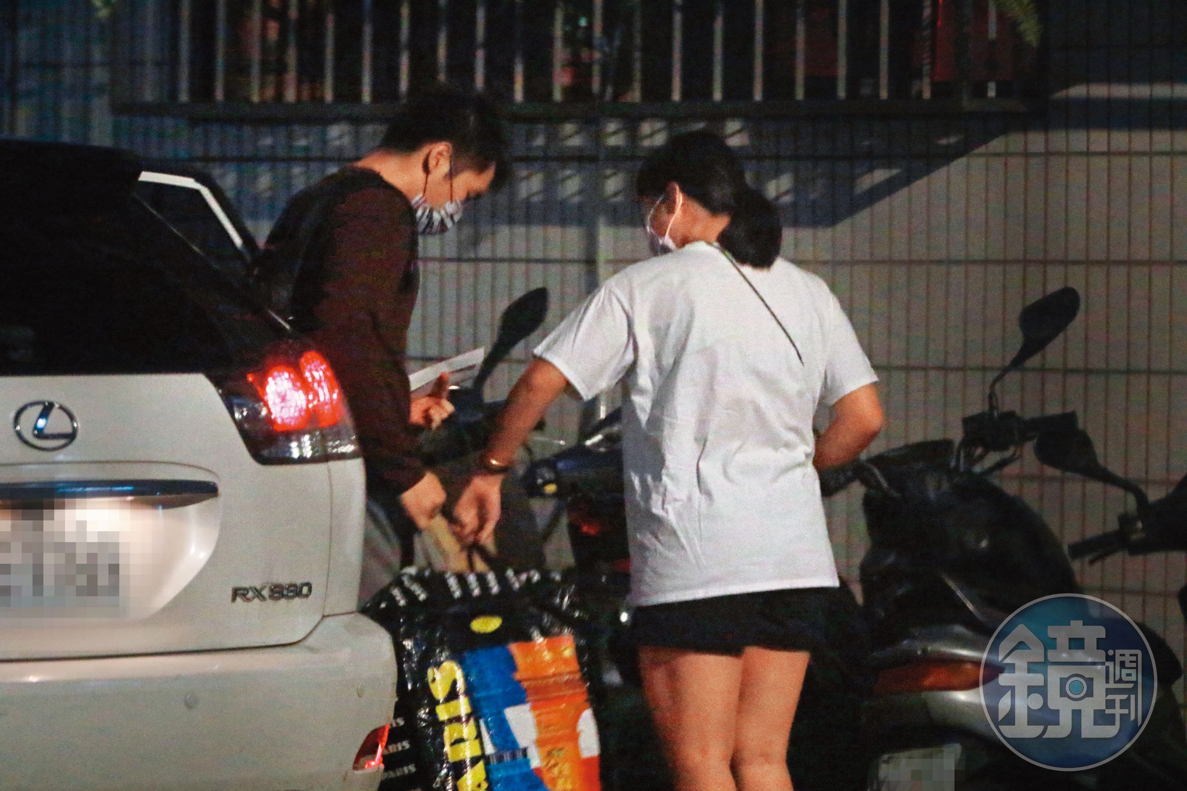 8月19日00：52，李洋結束防疫隔離，由妹妹親自從飯店載回家。