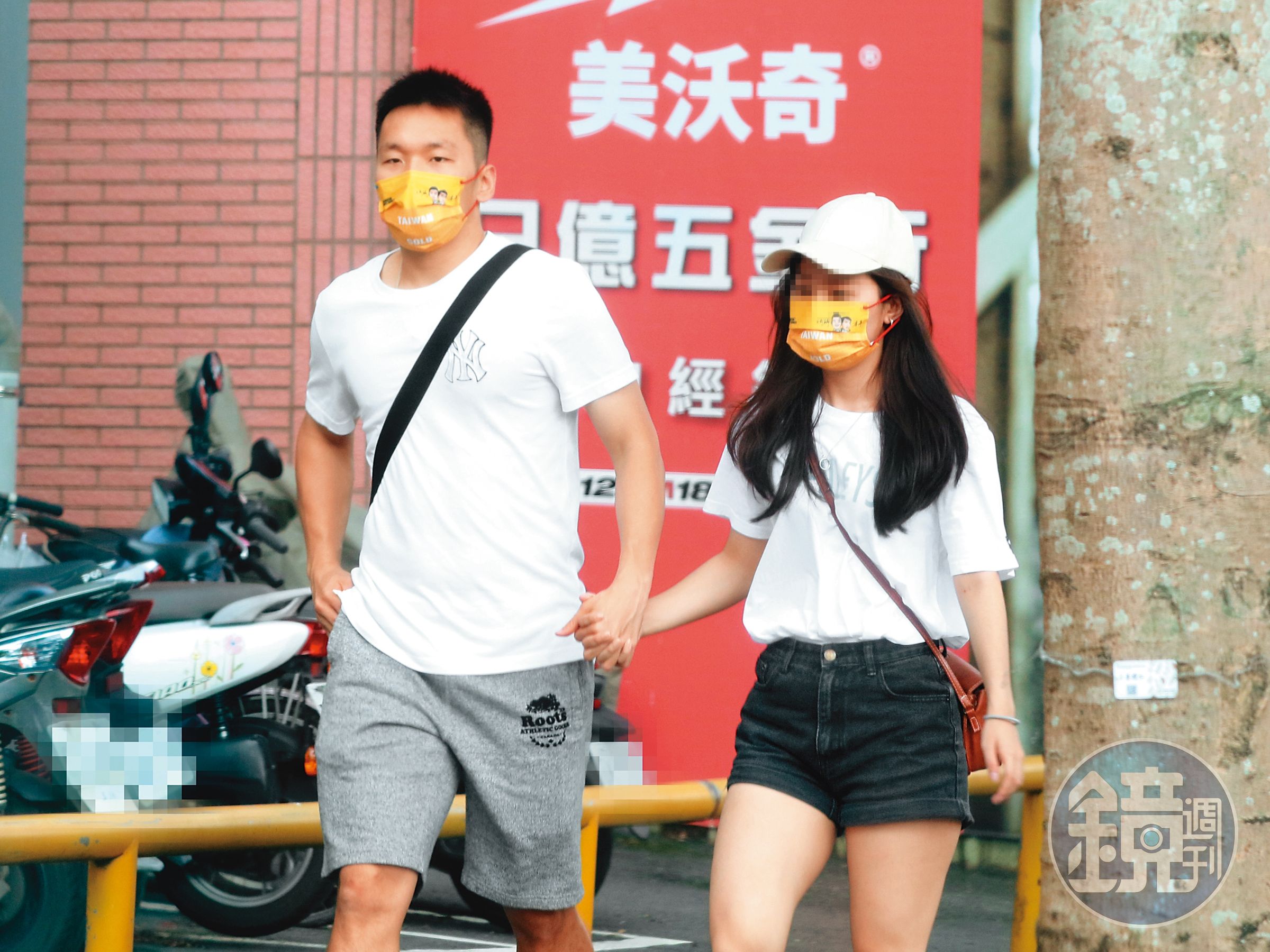 8月21日13：34，出關後兩天，李洋和女友現身桃園龜山街頭，在路上十指交扣。