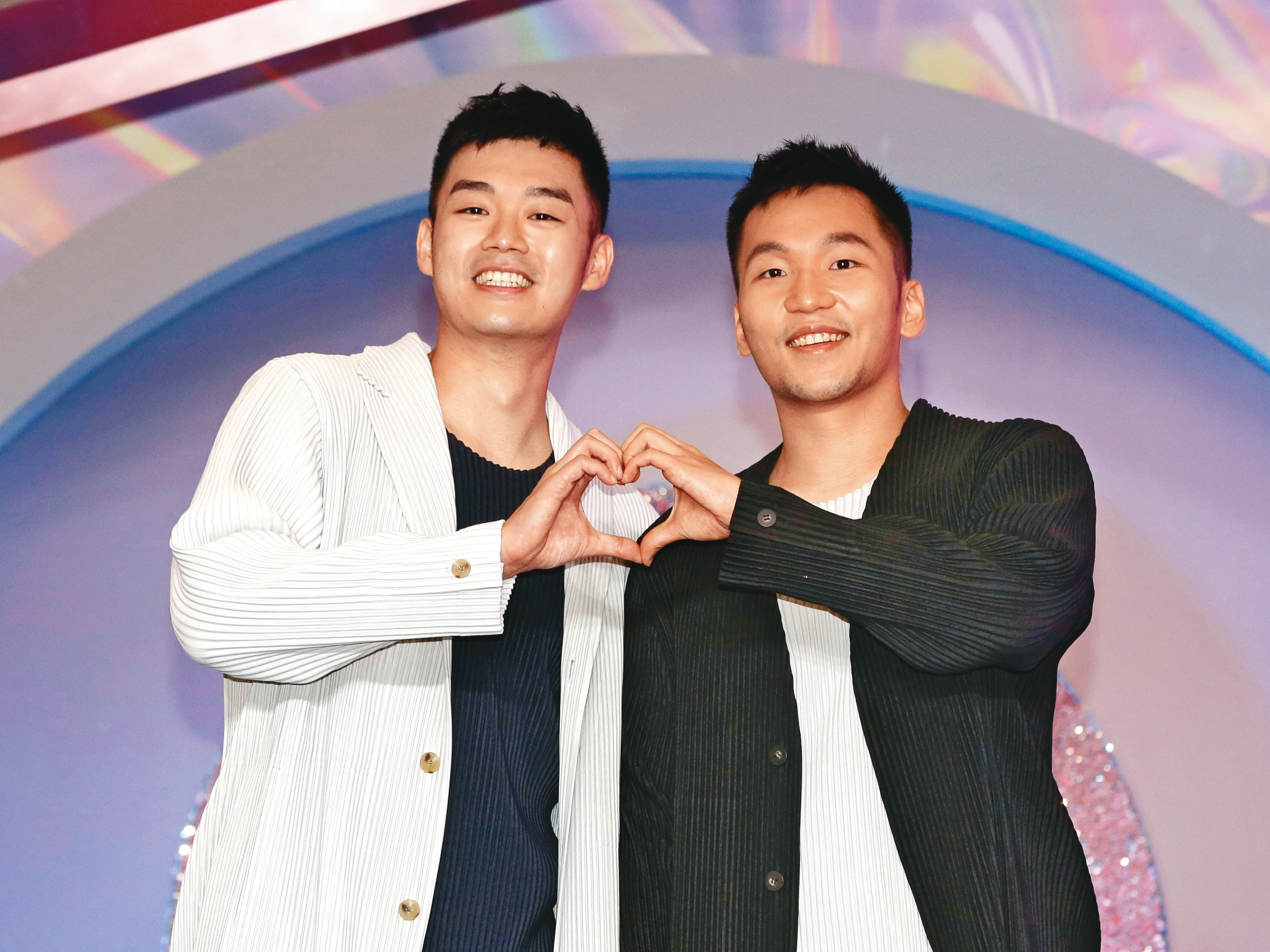 李洋、王齊麟受時尚品牌之邀，出席微風之夜，據傳兩人露臉價碼為30萬元。