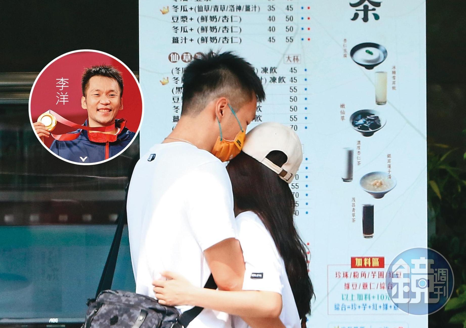 8月19日14:26，肢體接觸一陣子後，李洋一把將女友擁入懷中。