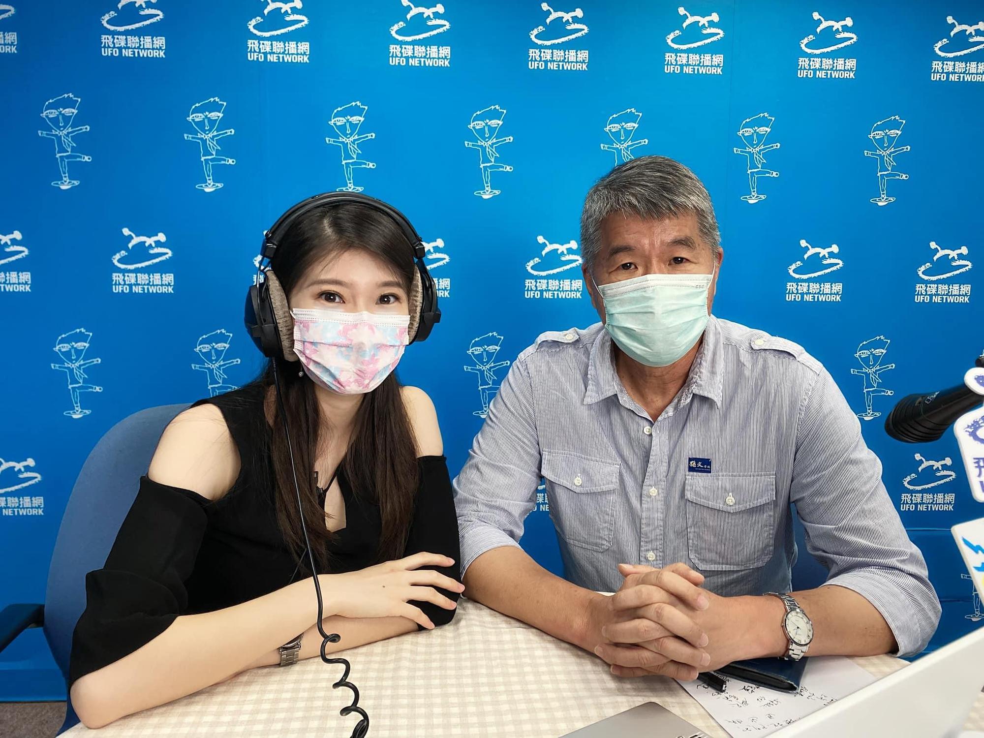 張亞中(右)接受李明璇(左)訪問時爆料,他5月底欲捐總數千萬劑疫苗遭政府無視。(翻攝自李明璇臉書)