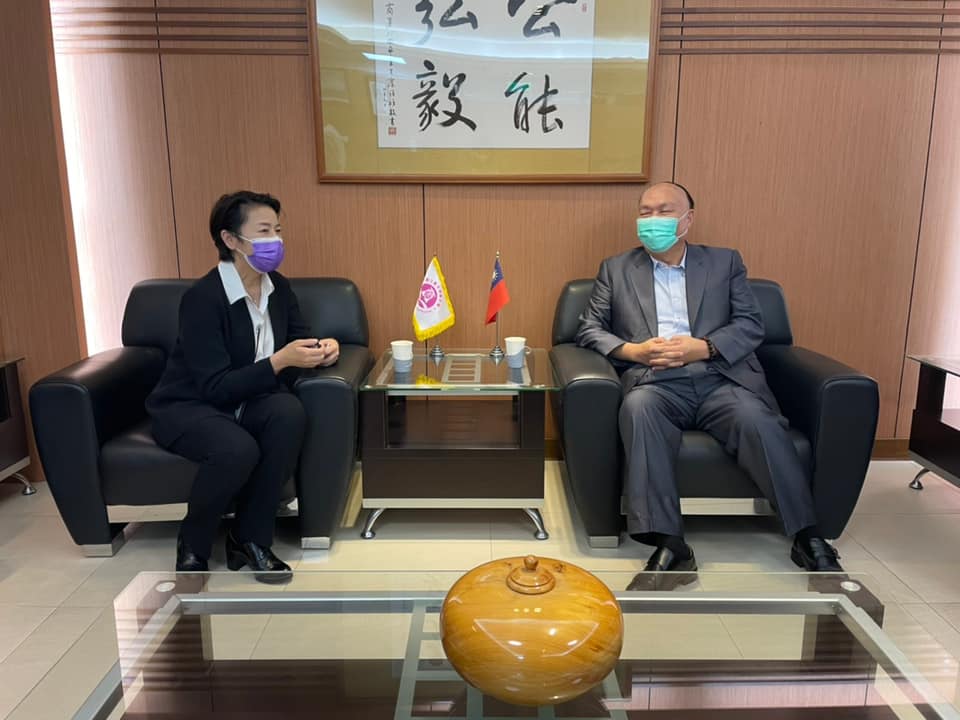 黃珊珊(左)表示,大學將陸續開學是個大挑戰。(翻攝自黃珊珊臉書)