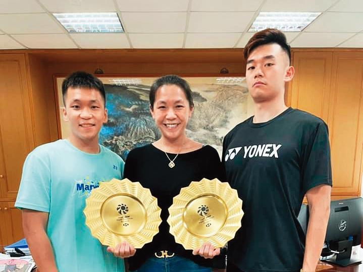 麟洋配經紀人吳宜倫（中）出身羽球家族，在兩人成名前就為他們成立經紀公司。（翻攝自吳宜倫臉書）