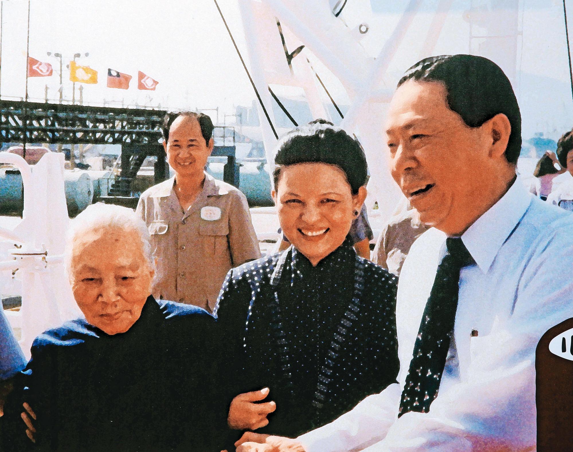 王永慶三房李寶珠(中)在王家舉足輕重,與小叔王永在(右)及婆婆王詹樣(左)相處融洽。(翻攝台塑創辦人紀念展)