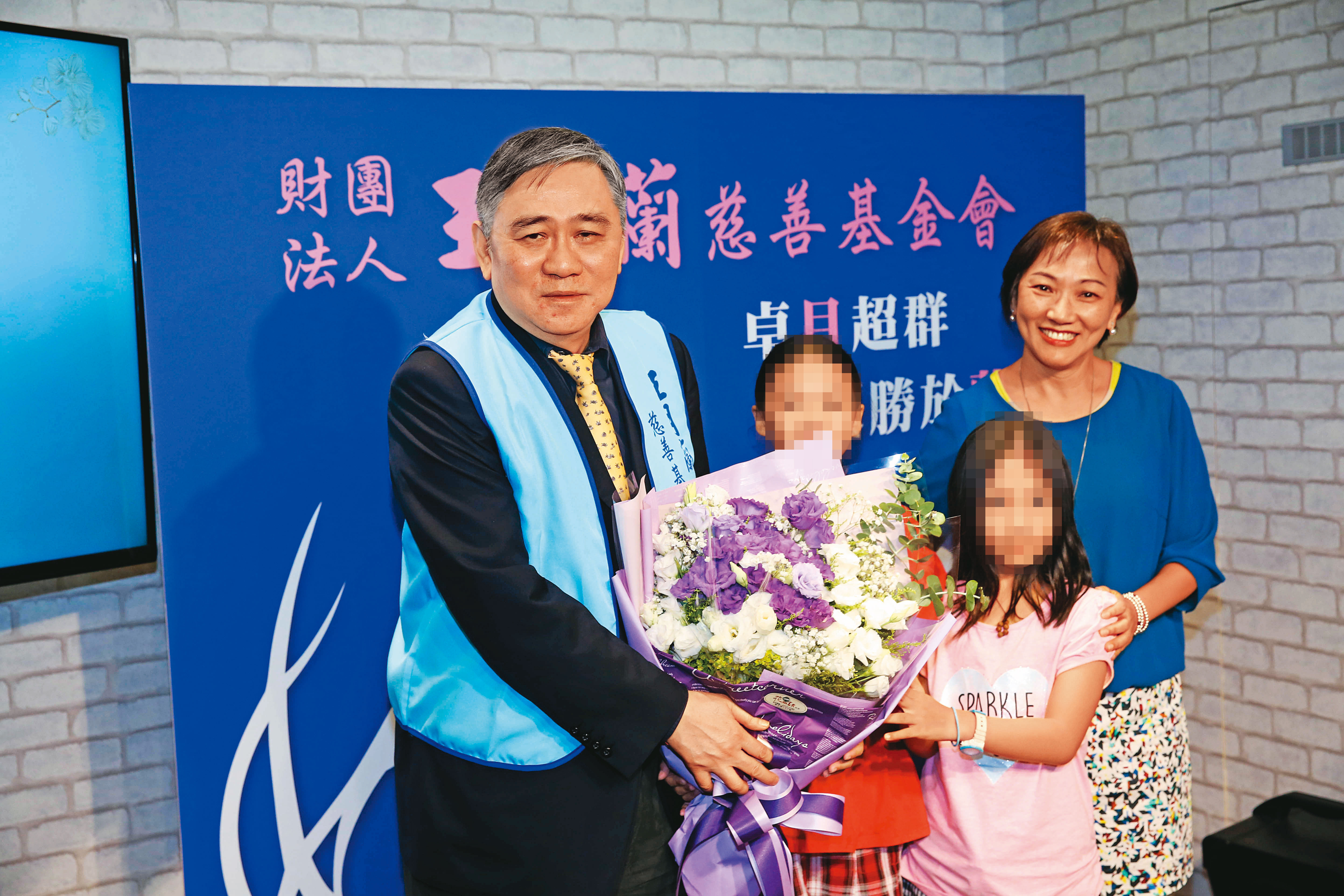 宏仁集團總裁王文洋（左）成立王月蘭基金會，基金會捐款給慈善團體衍生補稅風波，已聲請大法官解釋。