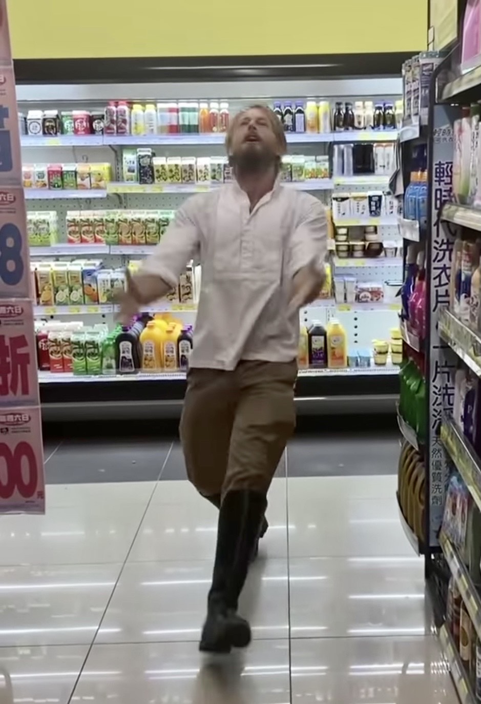 法比歐逛超市開心的手舞足蹈。（圖/翻攝自溫貞菱IG）