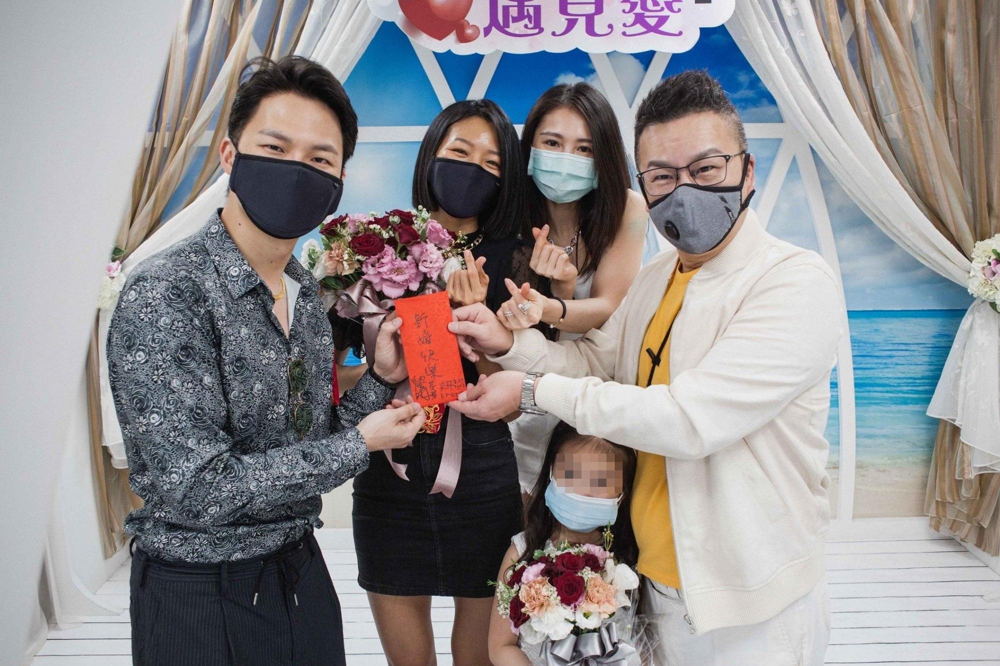 沈玉琳擔任若綺和楊昇達的見證人，他與老婆芽芽的結婚戒指也出借給臨時決定登記結婚的新人。（伊林娛樂提供）