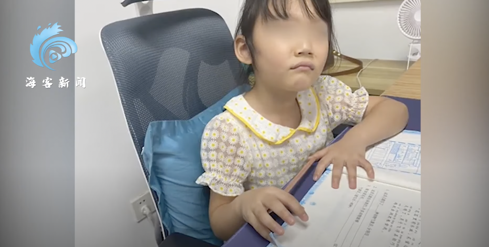 中國杭州一名女童因不想寫暑假作業,便將其混入要捐出的書籍中,最後被抓包神回一句,讓網友笑翻。(翻攝自海客新聞YouTube頻道)