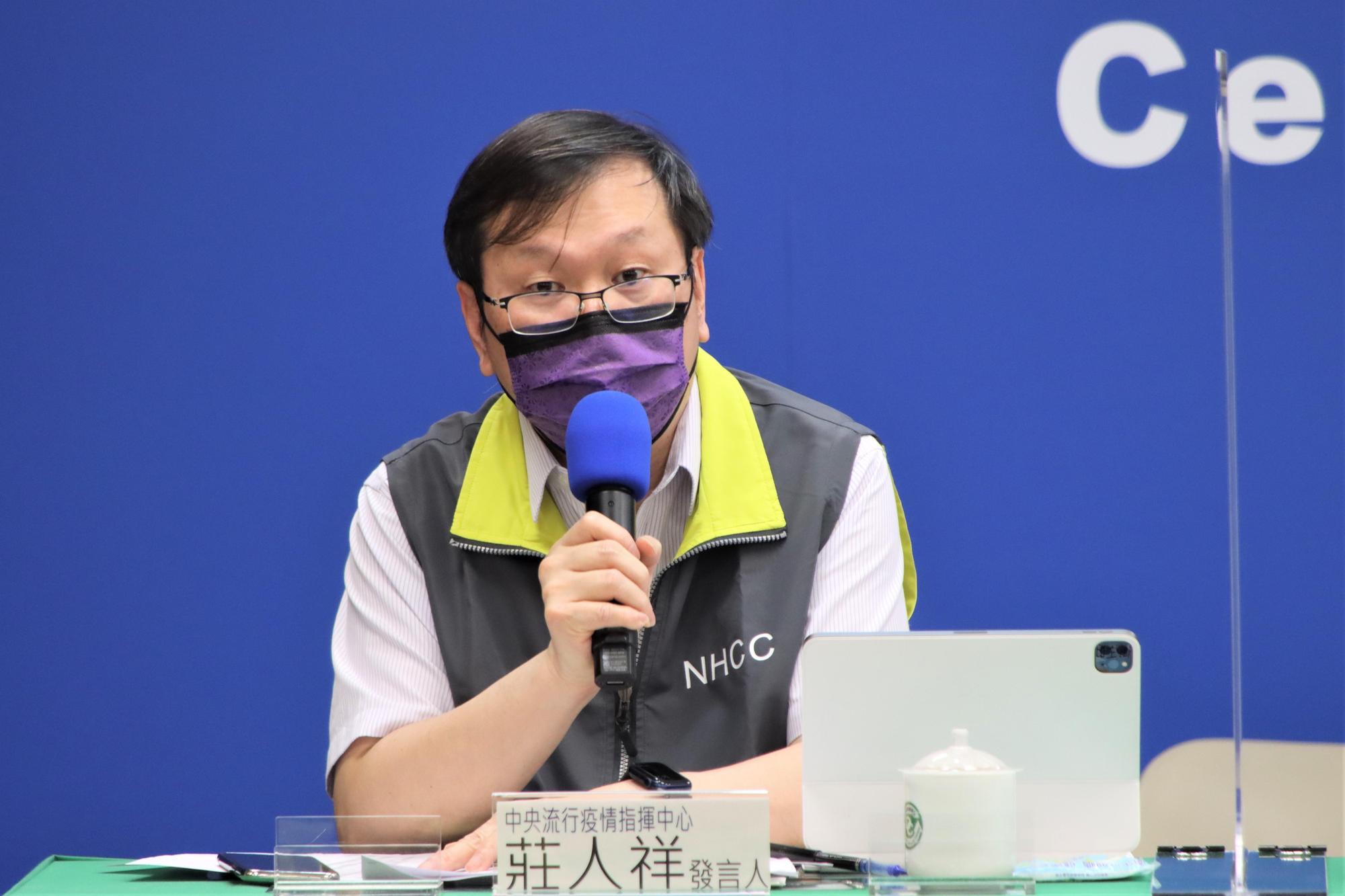指揮中心發言人莊人祥透露台灣目前疫苗庫存量AZ有57萬、莫德納39.5萬劑、高端21.8萬劑，不過還有一些疫苗仍在封緘檢驗中未計算。（指揮中心提供）