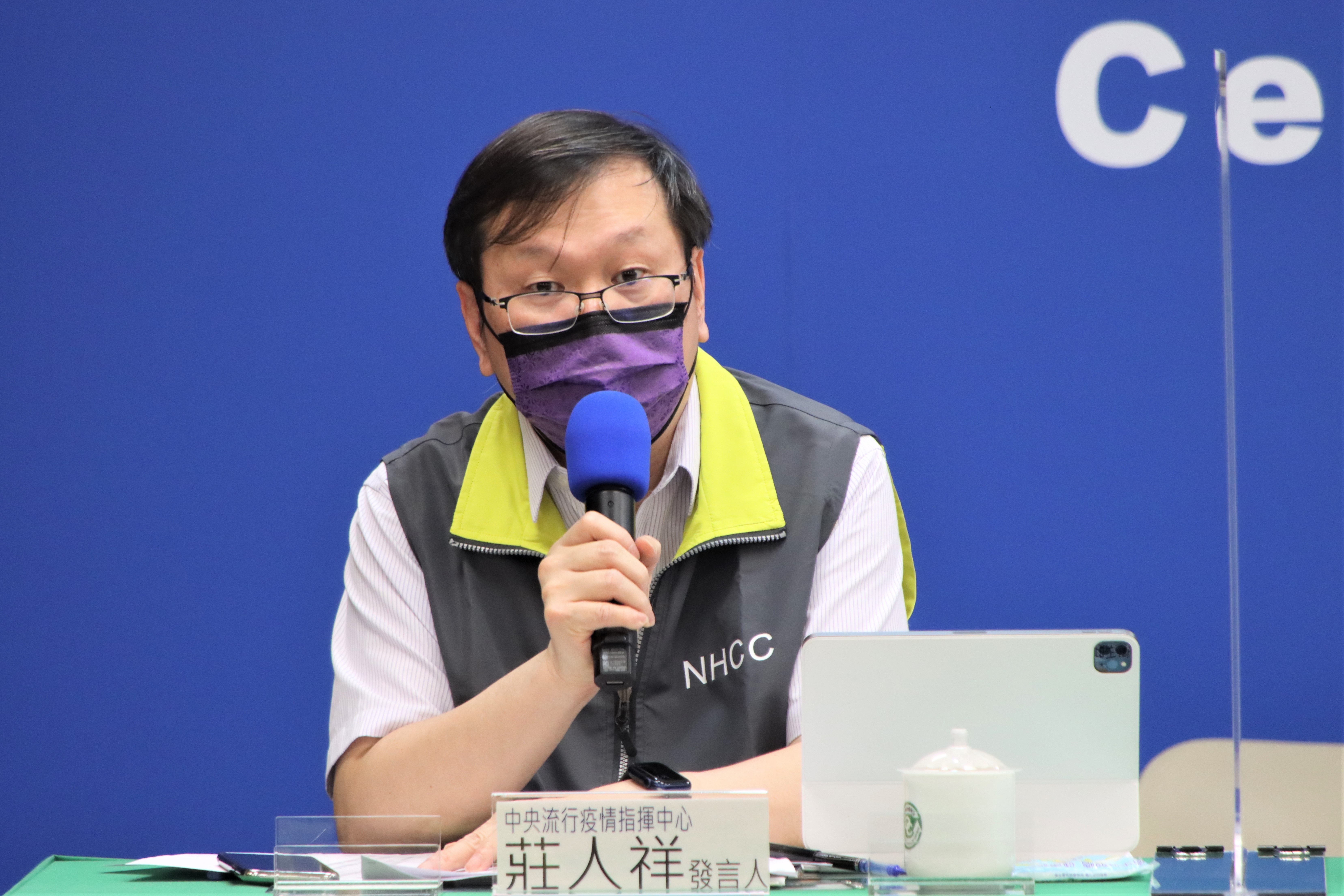 指揮中心發言人莊人祥透露台灣目前疫苗庫存量AZ有57萬、莫德納39.5萬劑、高端21.8萬劑，不過還有一些疫苗仍在封緘檢驗中未計算。（指揮中心提供）