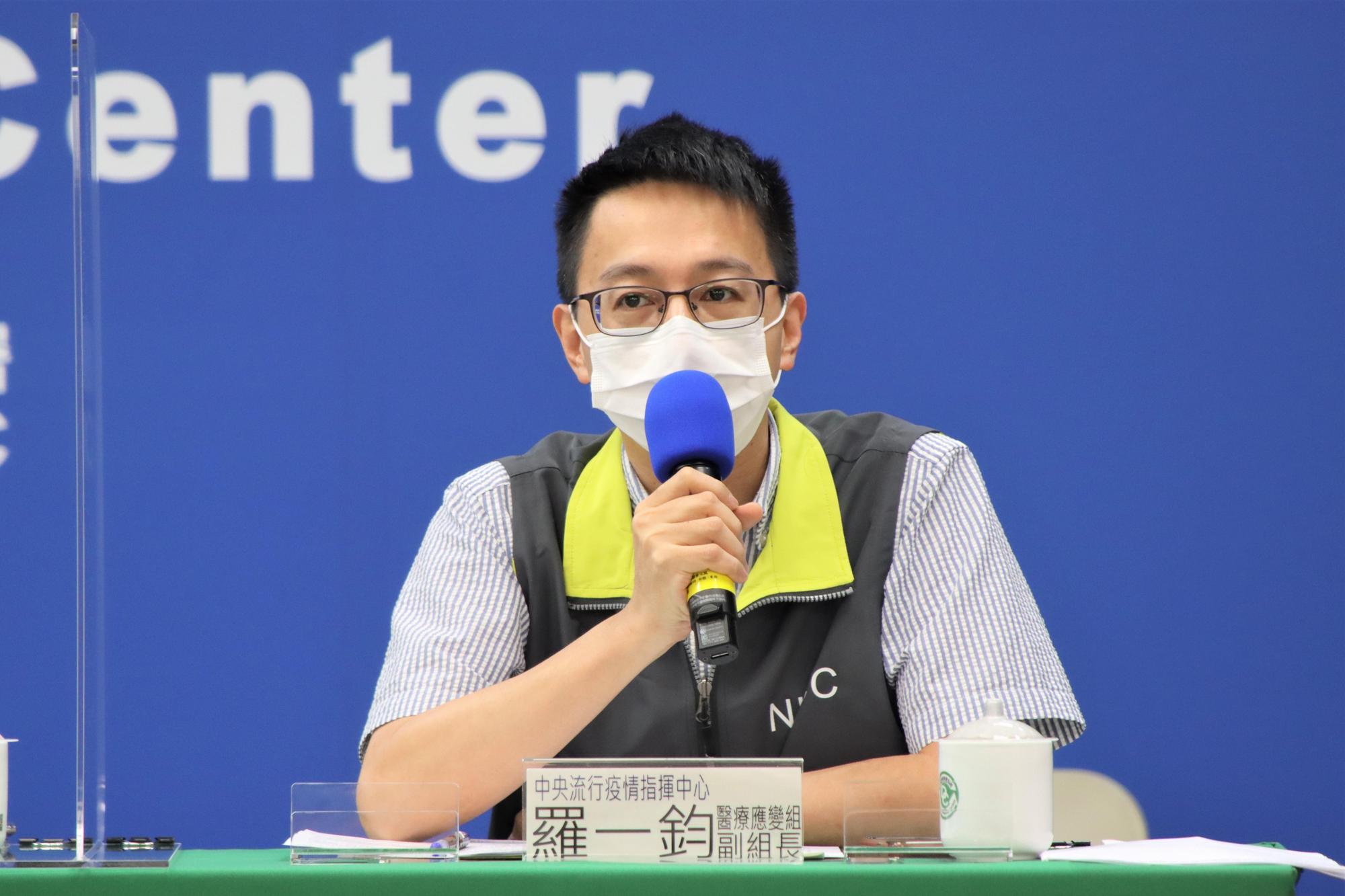 醫療應變組副組長羅一鈞針對案15999指出，由於該案有發病日為自印度入境解除隔離後，因此研判完本土個案。（指揮中心提供）