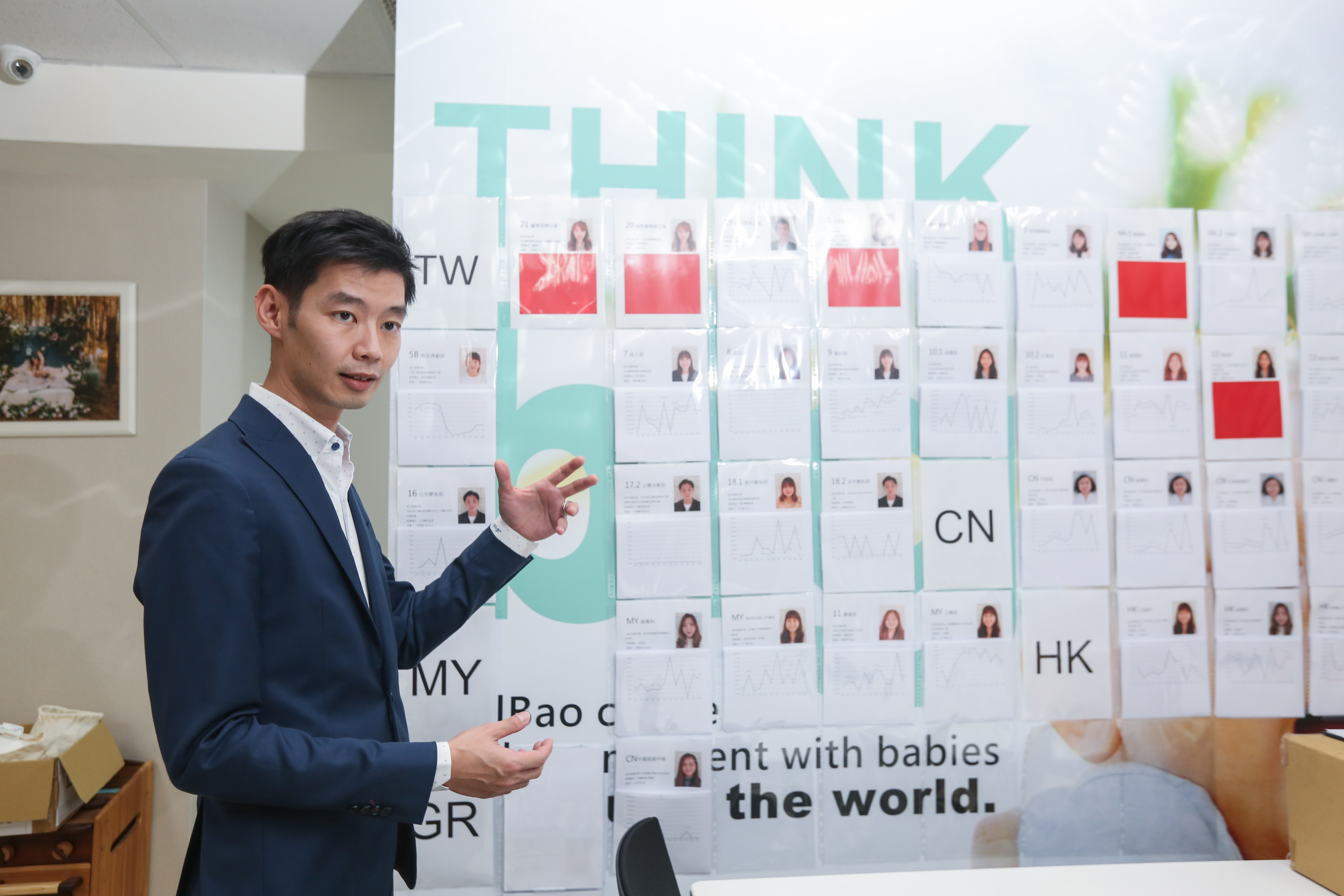 張焜郁（右）為了彌補童年缺乏人際互動刺激的遺憾，立志推廣功能性玩教具，8年前從電商起家創逗寶國際。