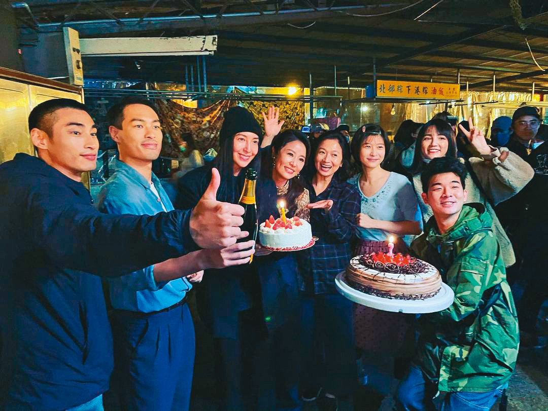 林心如（中）的《華燈初上》殺青宴，霍建華全程陪伴，並且護送愛妻回家。（翻攝林心如IG）