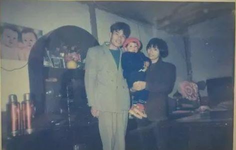 21年前，周玉英的前夫因為工作時的意外，而導致下半身癱瘓。（翻攝網易新聞）