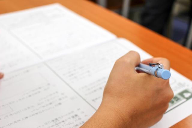 有名母親抱怨,孩子在校被記26支警告,害孩子無法就讀鄰近高中。(示意圖,photoAC)