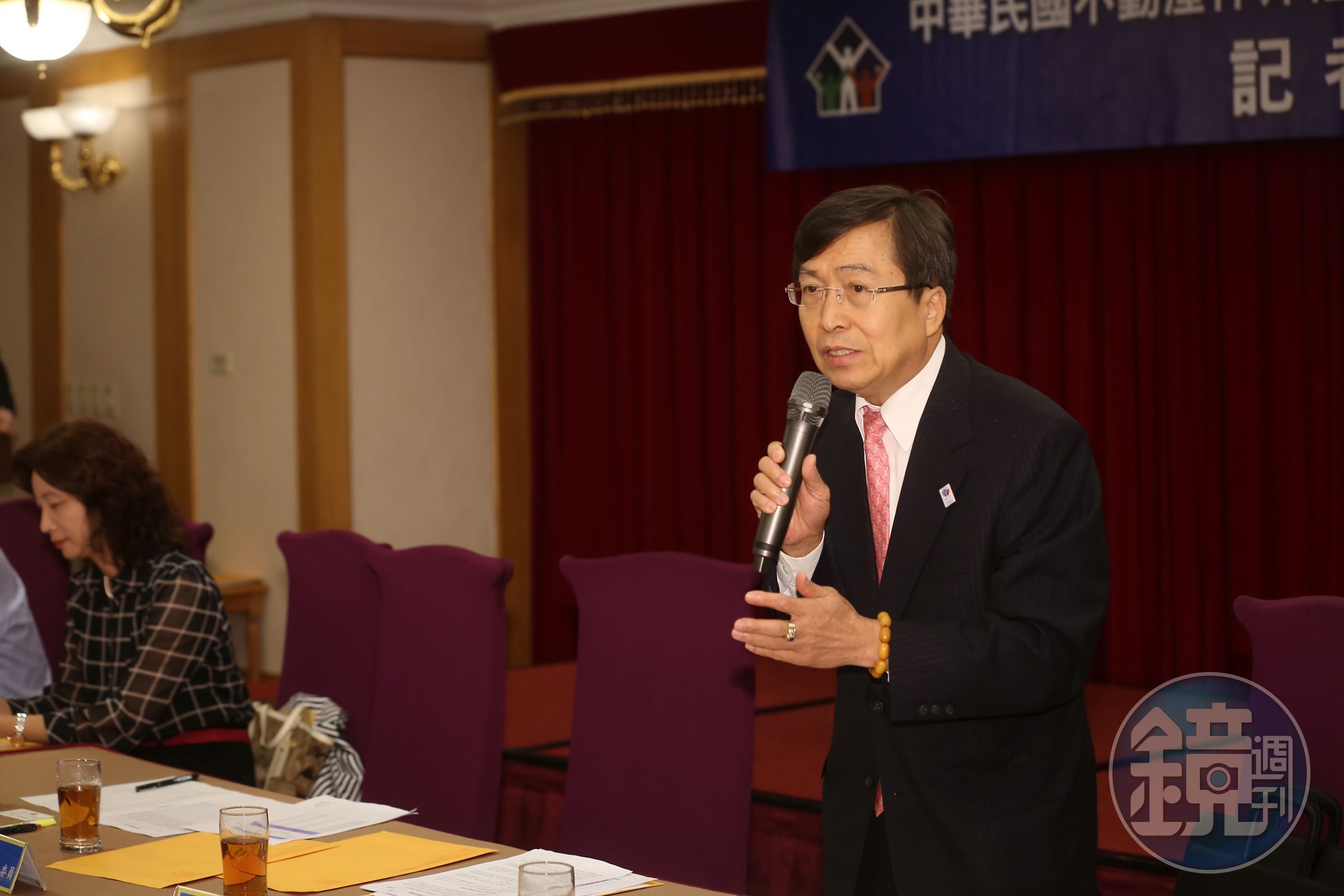 知名律師李永然（右）義務替中華人權協會補稅案聲請大法官解釋爭取公道。圖為本刊資料照。