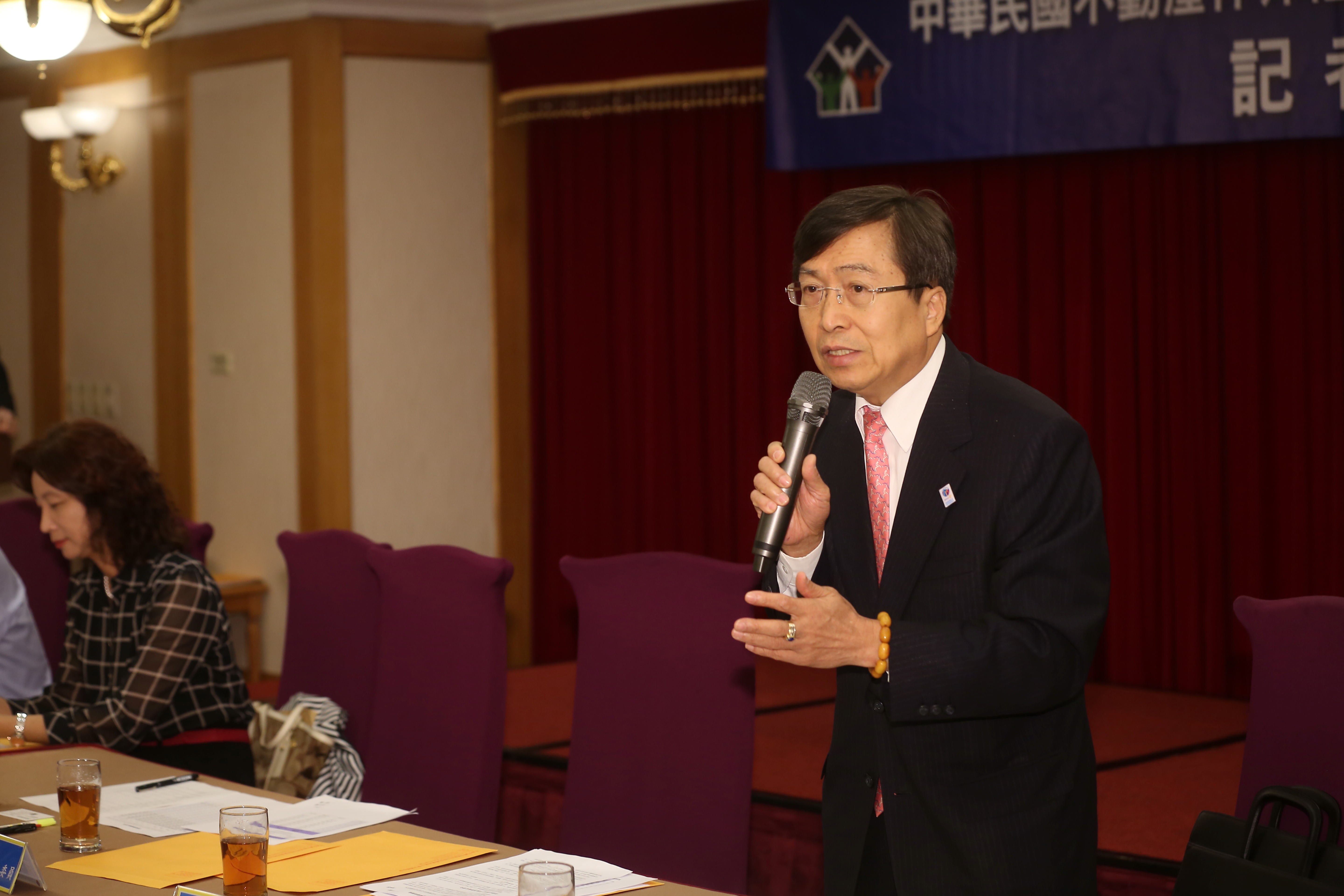 知名律師李永然（右）義務替中華人權協會補稅案聲請大法官解釋爭取公道。圖為本刊資料照。