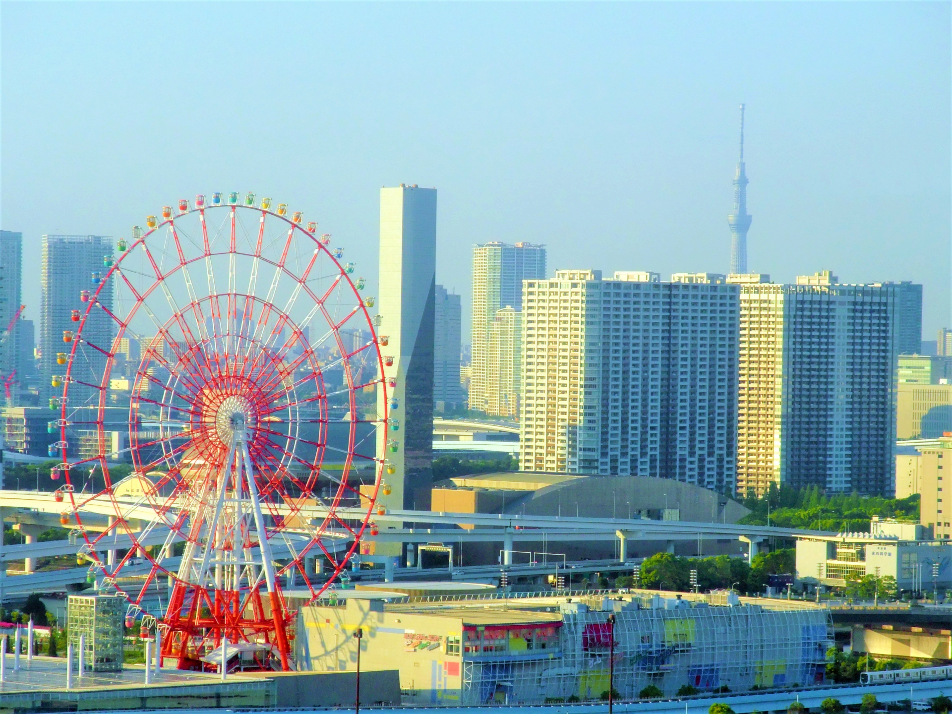 台場的《Palette Town》擁有許多觀光客必訪的人氣景點,除了摩天輪外,也有購物中心「維納斯城堡(Venus Fort)」以及常舉辦演唱會的「Zepp Tokyo」。(圖片來源photoAC)