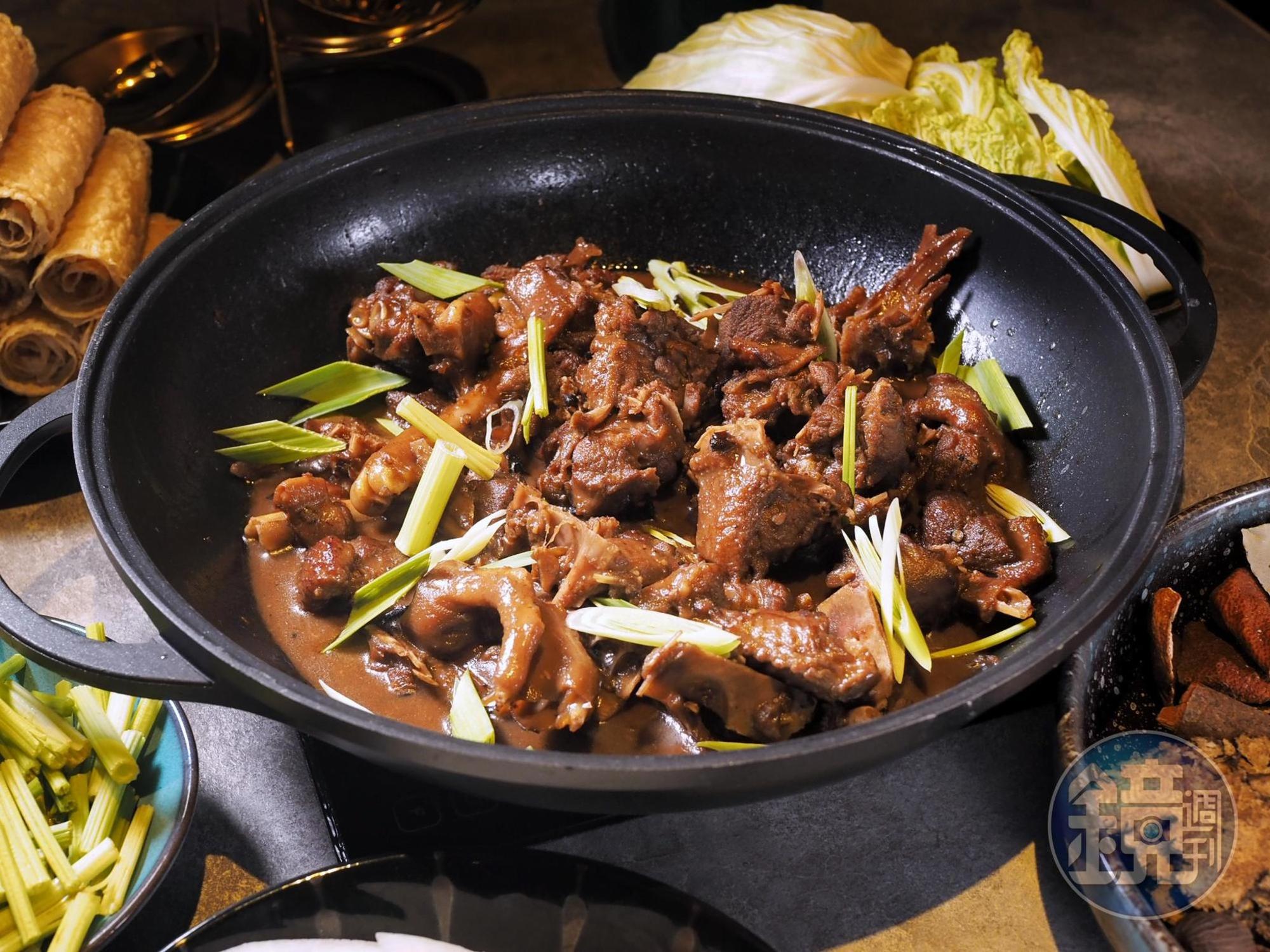 「馳名火焰鵝」可一鍋兩吃,先嘗濃甘醬汁巴著鵝肉的乾鍋,再沖進高湯涮肉和蔬菜。(1,580元/份)