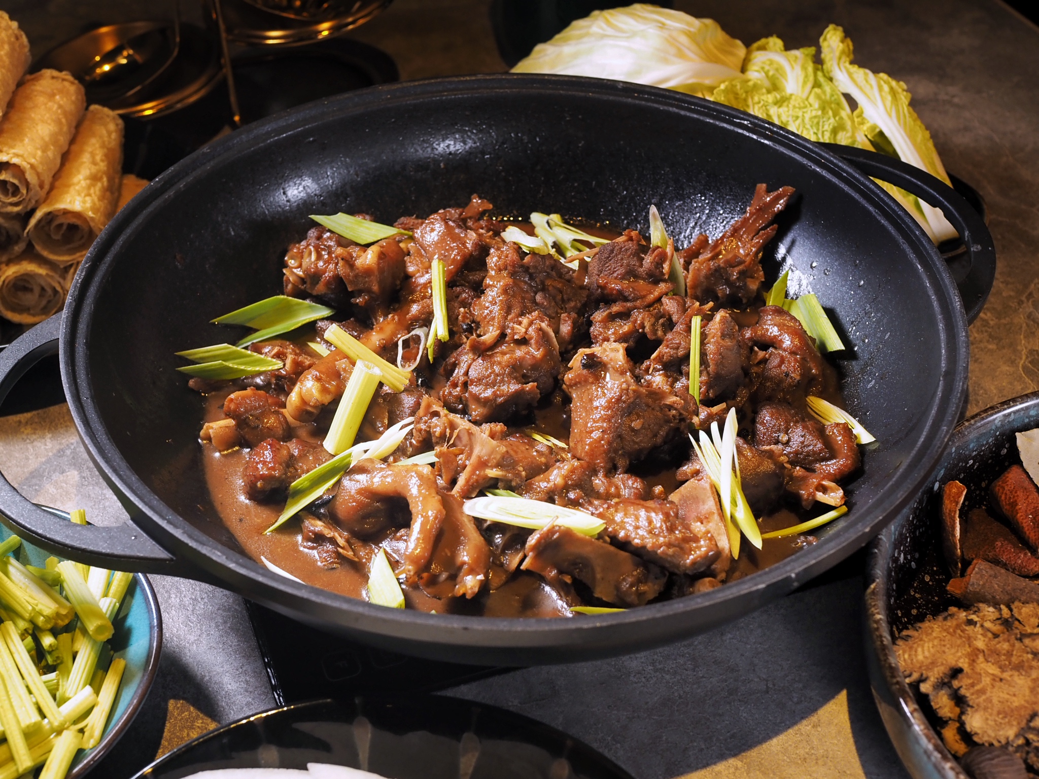 「馳名火焰鵝」可一鍋兩吃，先嘗濃甘醬汁巴著鵝肉的乾鍋，再沖進高湯涮肉和蔬菜。（1,580元／份）