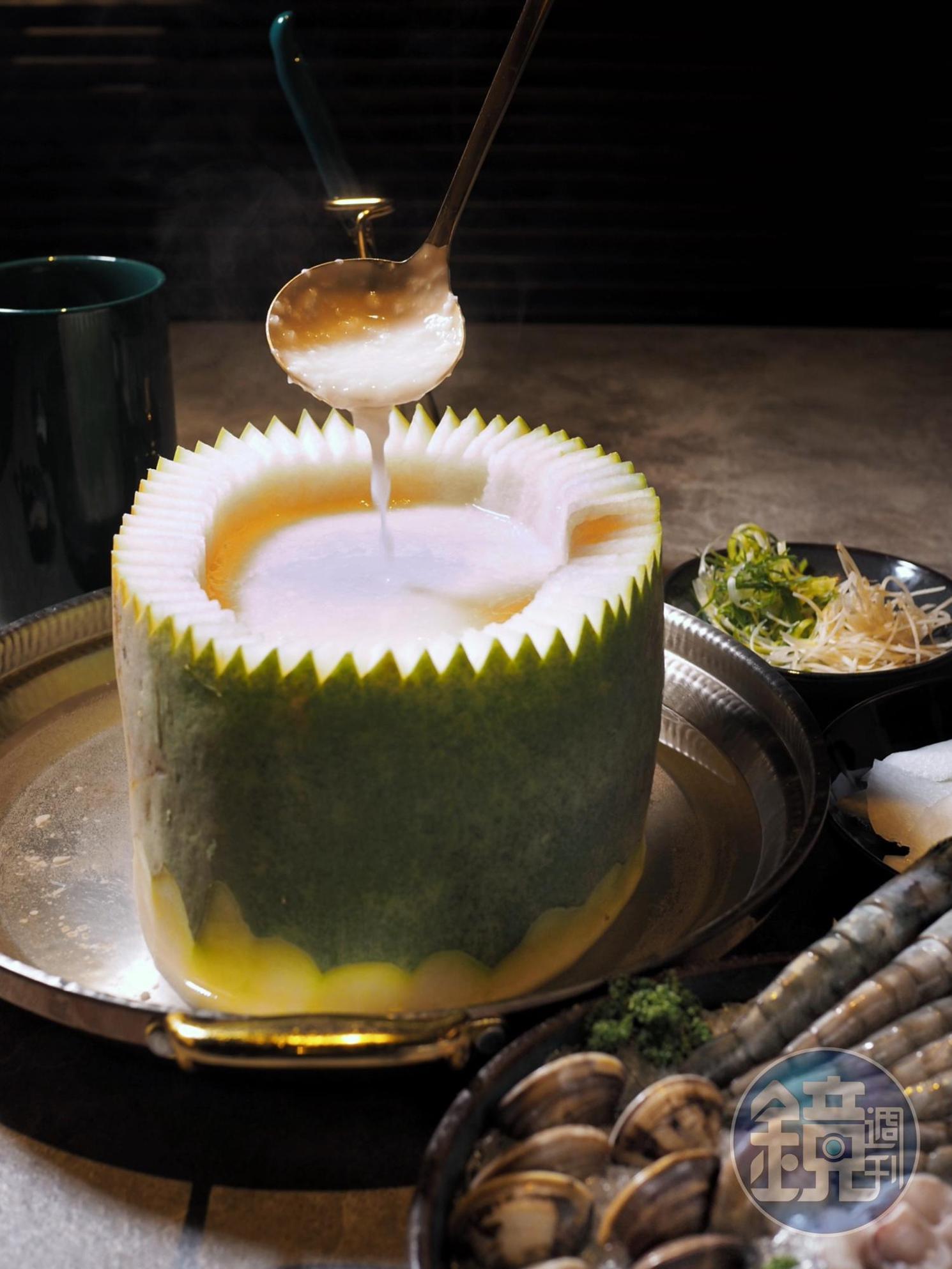 「原盅冬瓜粥海鮮總匯」用慢煮2小時的米粥為底,冬瓜的清甜在烹煮過程中會逐漸釋放,讓海鮮更加甘美。(2,180元/份)