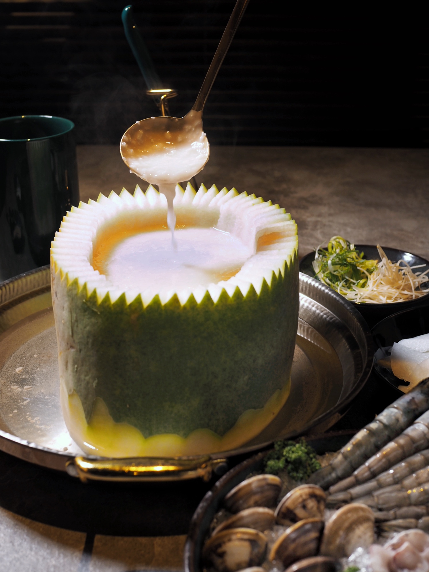 「原盅冬瓜粥海鮮總匯」用慢煮2小時的米粥為底，冬瓜的清甜在烹煮過程中會逐漸釋放，讓海鮮更加甘美。（2,180元／份）