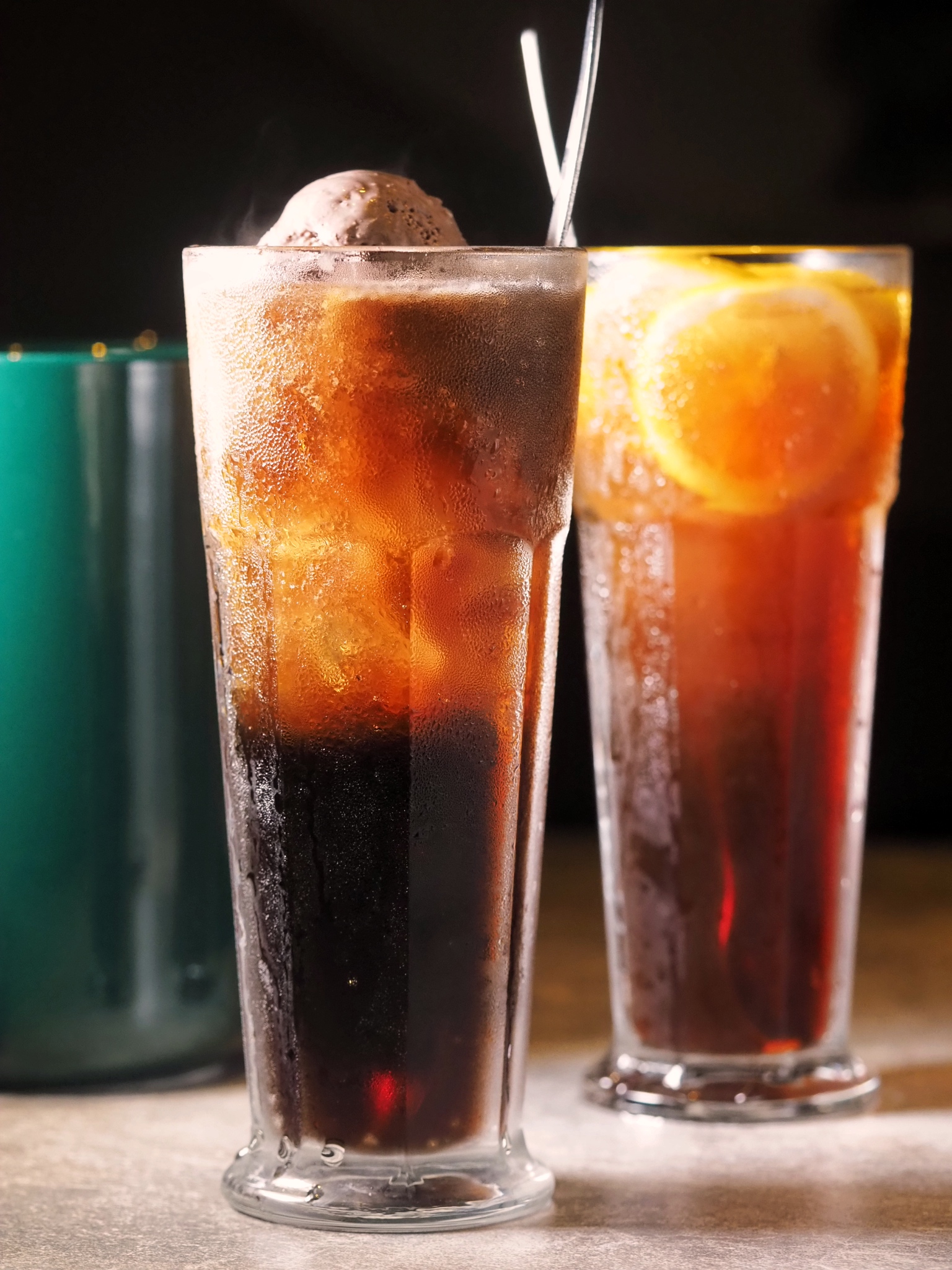 店內也喝得到道地港式飲品，「黑牛」（左，140元／杯）是可樂撞巧克力冰淇淋，意外清爽；「凍檸茶」（右，90元／杯）回甘茶香中有黃檸檬的甜酸。