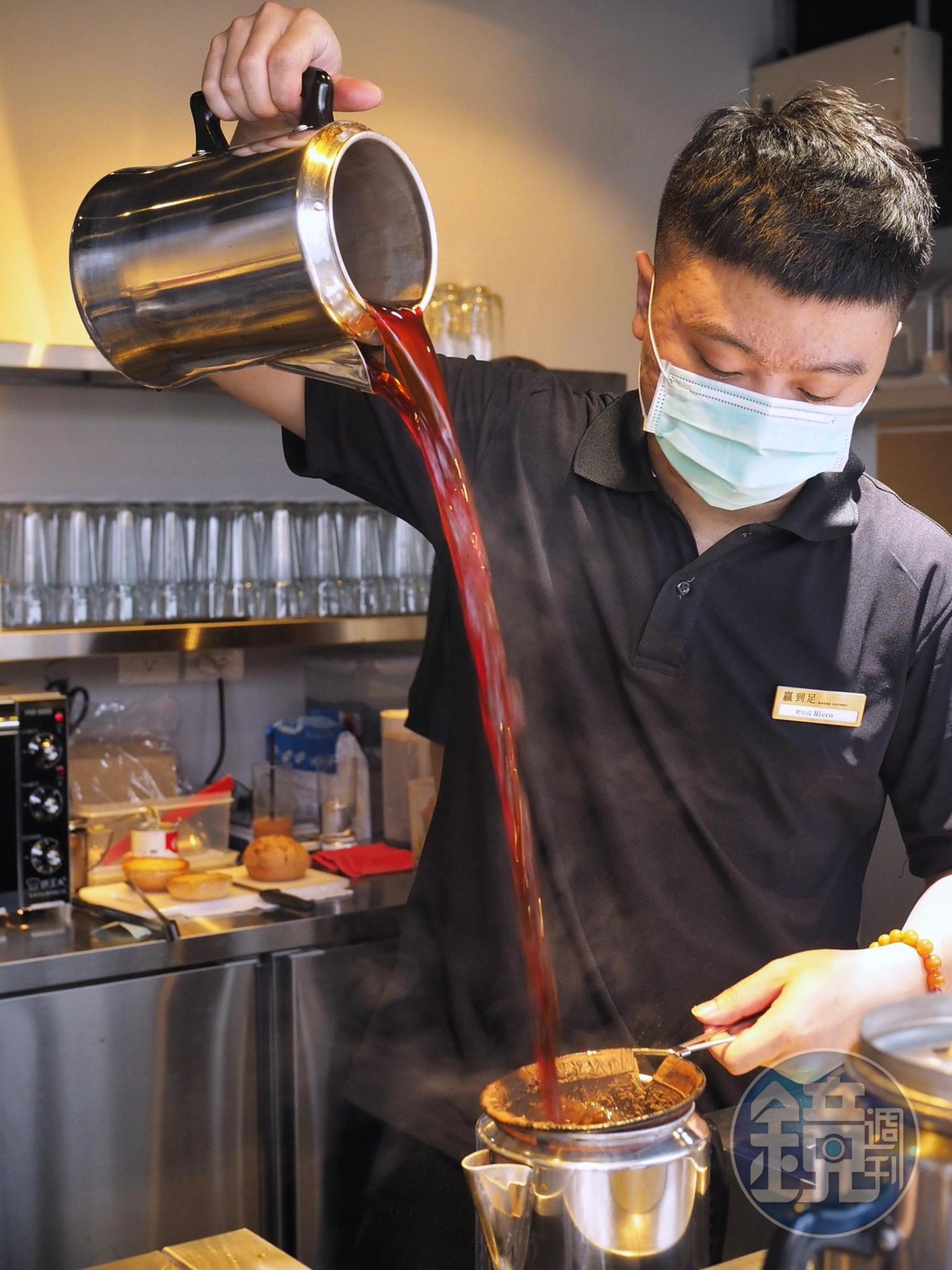 飲品由曾獲「2018香港金茶王亞軍」、擁有9年資歷的孫言睿負責,現點現拉,為口感添色不少。