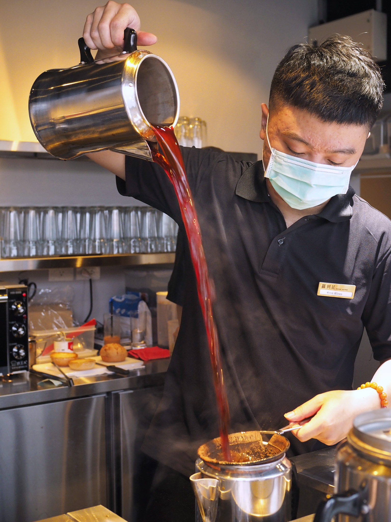 飲品由曾獲「2018香港金茶王亞軍」、擁有9年資歷的孫言睿負責，現點現拉，為口感添色不少。
