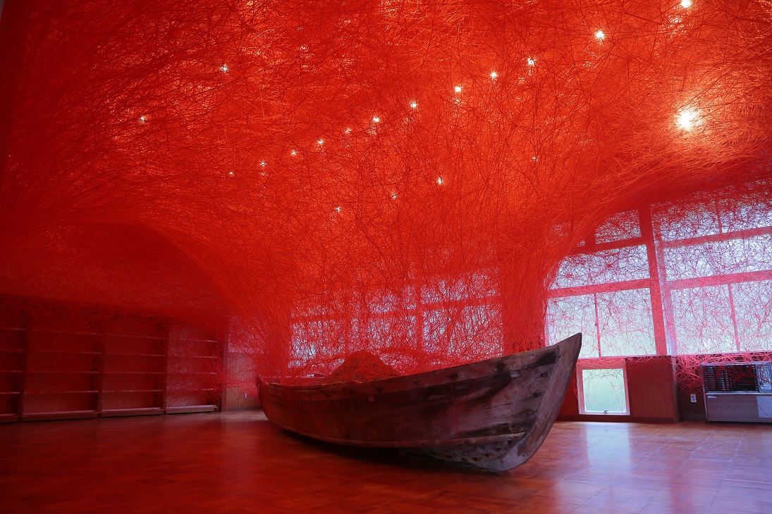 塩田千春的創作《搬運時間之船》。（石川縣台灣推廣事務所提供）