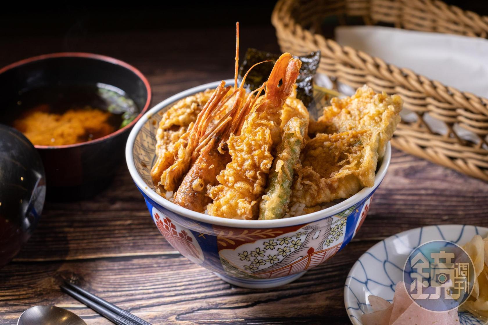 「牡丹蝦海陸天丼」用生食級牡丹蝦和紫蘇雞肉擔綱雙主角，現炸的麻油香氣與醬香襲人。（380元／碗）