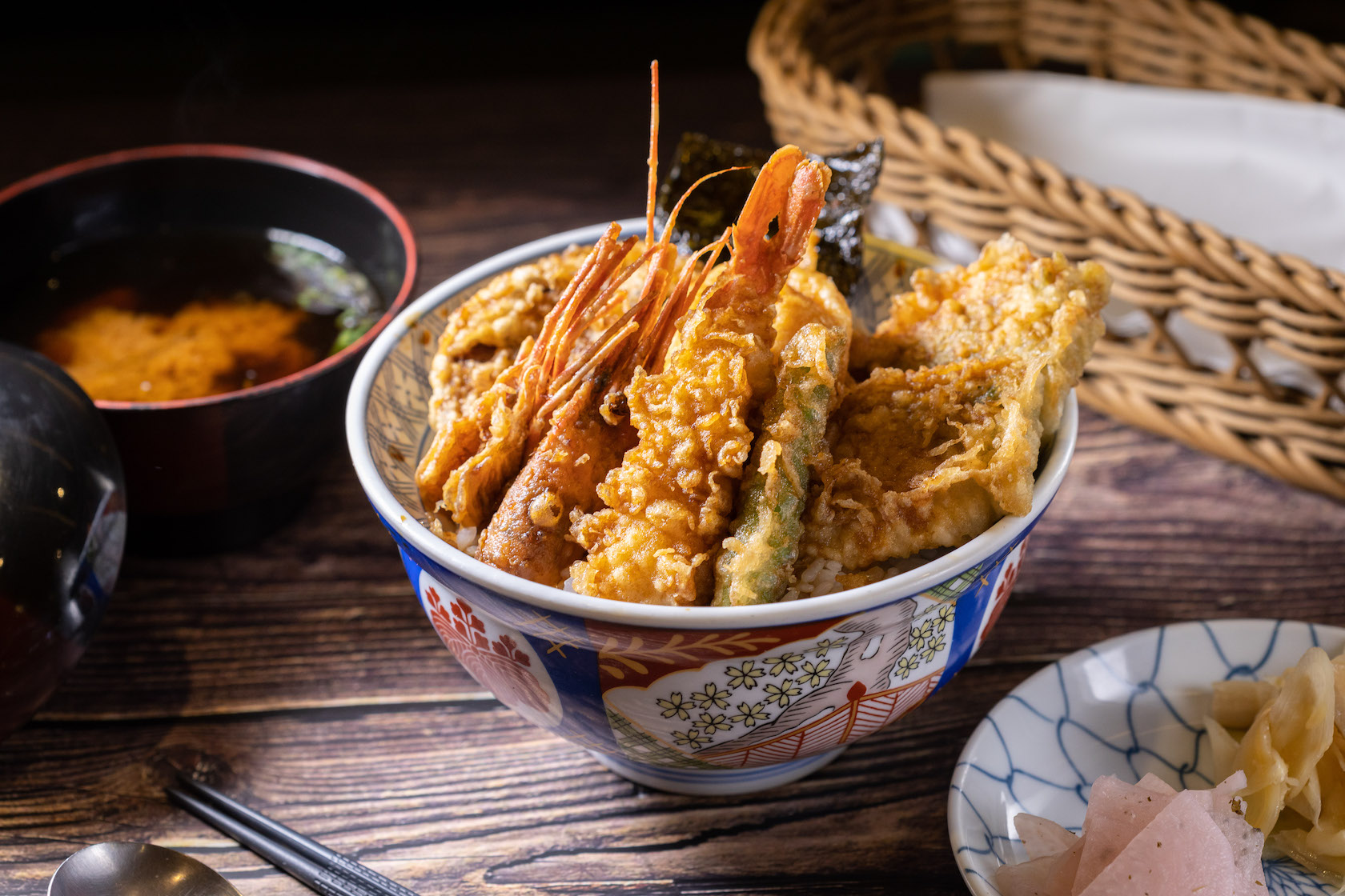 「牡丹蝦海陸天丼」用生食級牡丹蝦和紫蘇雞肉擔綱雙主角，現炸的麻油香氣與醬香襲人。（380元／碗）