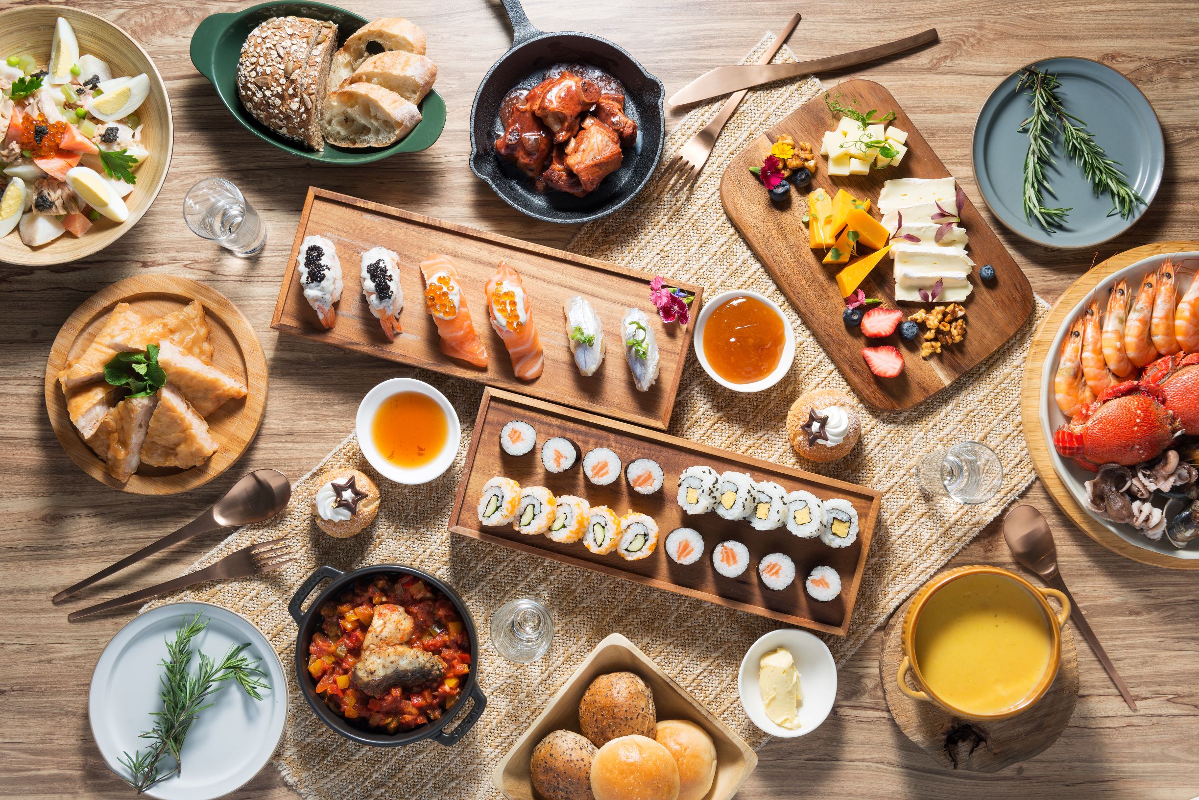 旅客可以選擇在飯店內宜蘭最大的自助餐廳「MU TABLE」用餐。(礁溪寒沐提供)