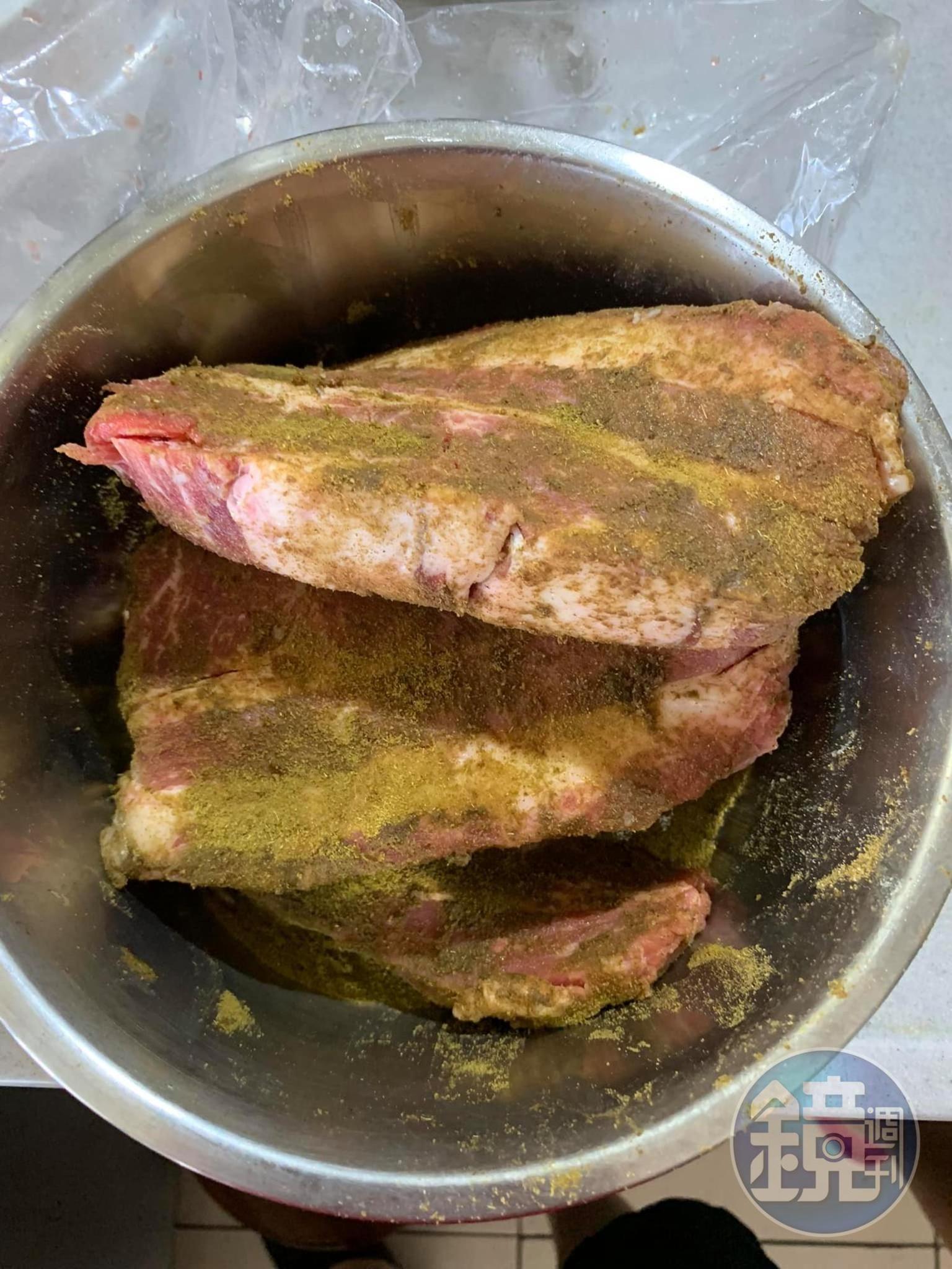 3公分厚的羊肉片，用孜然粉跟鹽略醃。