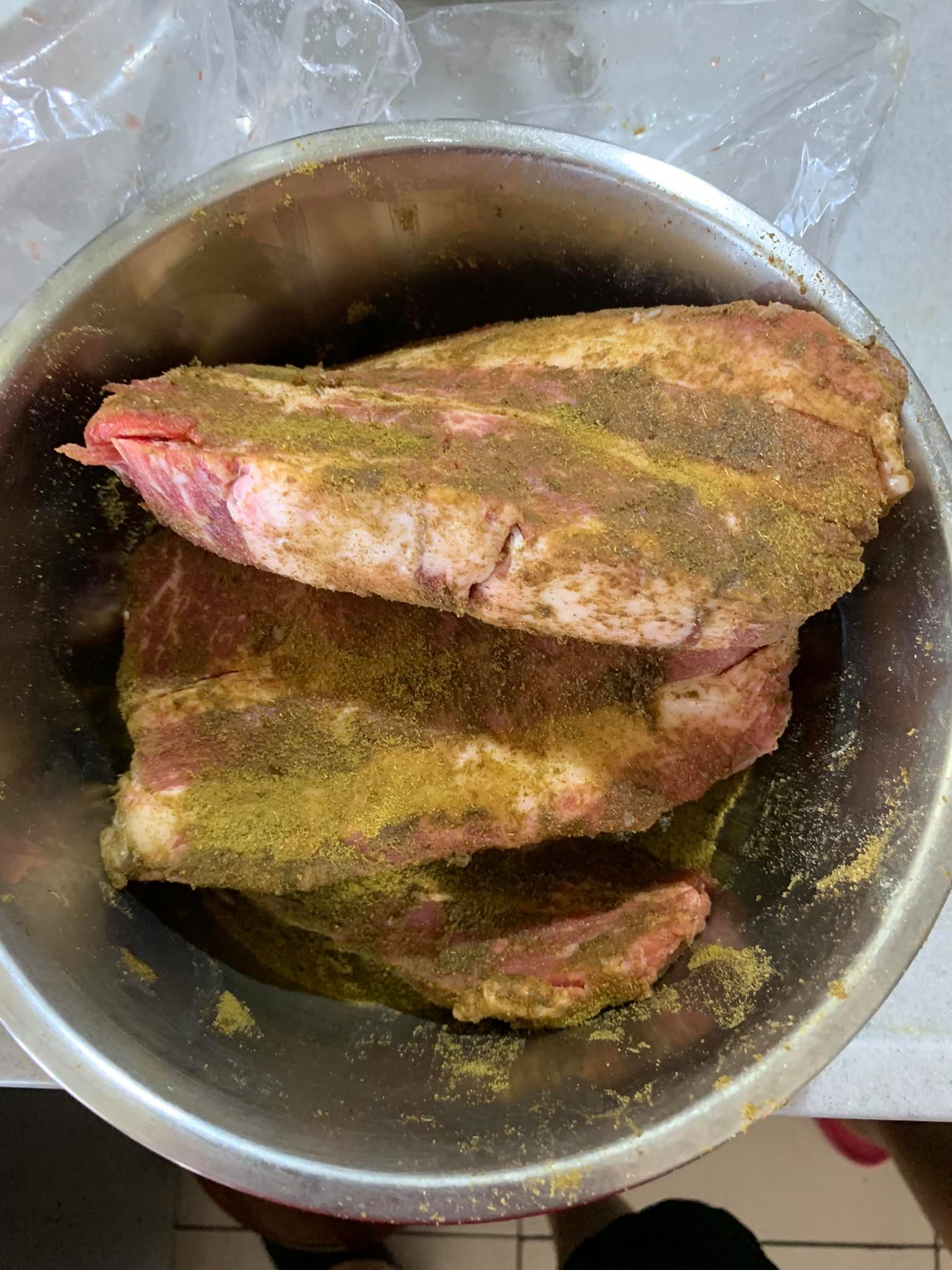 3公分厚的羊肉片，用孜然粉跟鹽略醃。