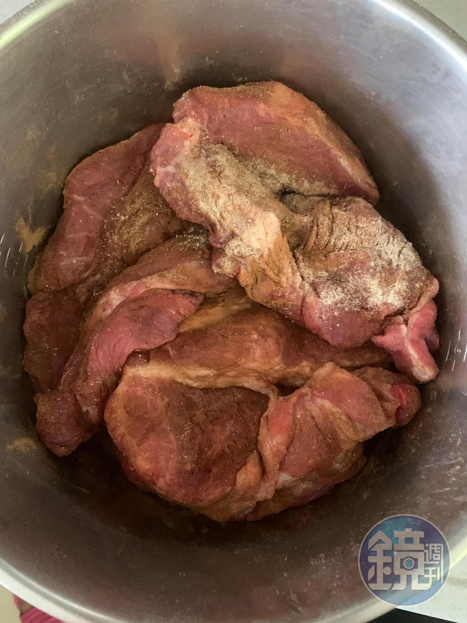 豬肉片則用五香粉醃過。