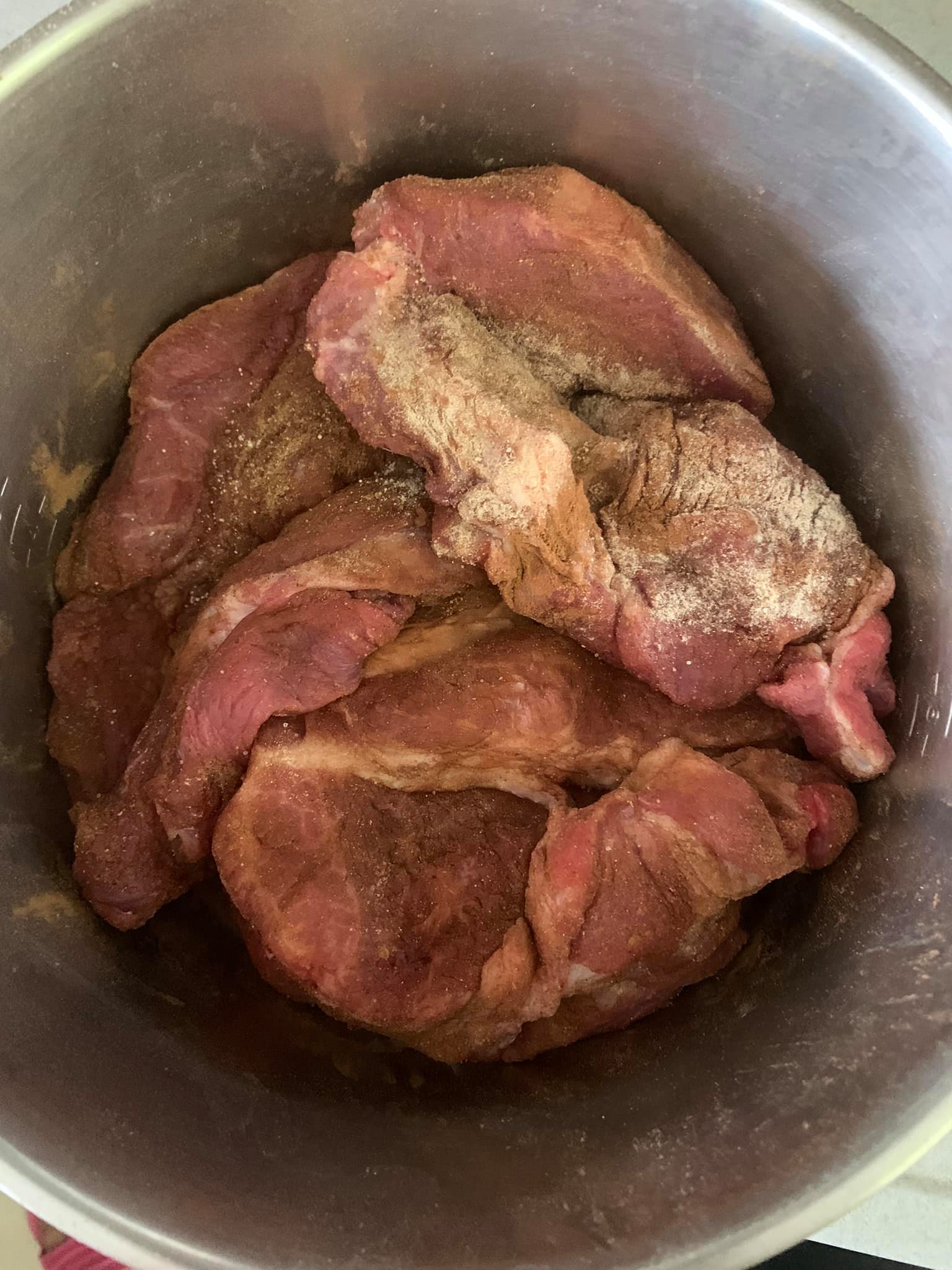 豬肉片則用五香粉醃過。