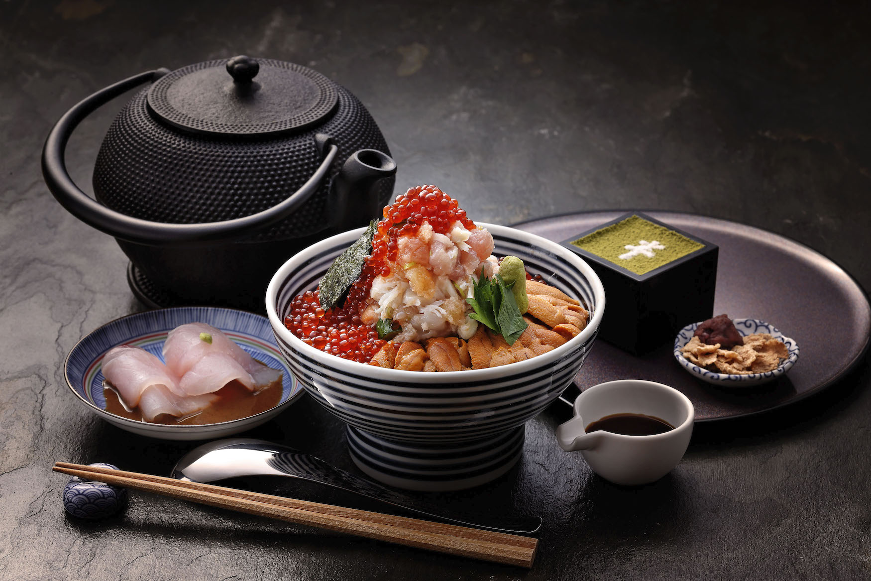  有如海鮮丼界珠寶盒的「辻半」推出期間限定的「特上」999元優惠，每天限量15組，採電話預約制，先搶先贏。（金御賞提供）