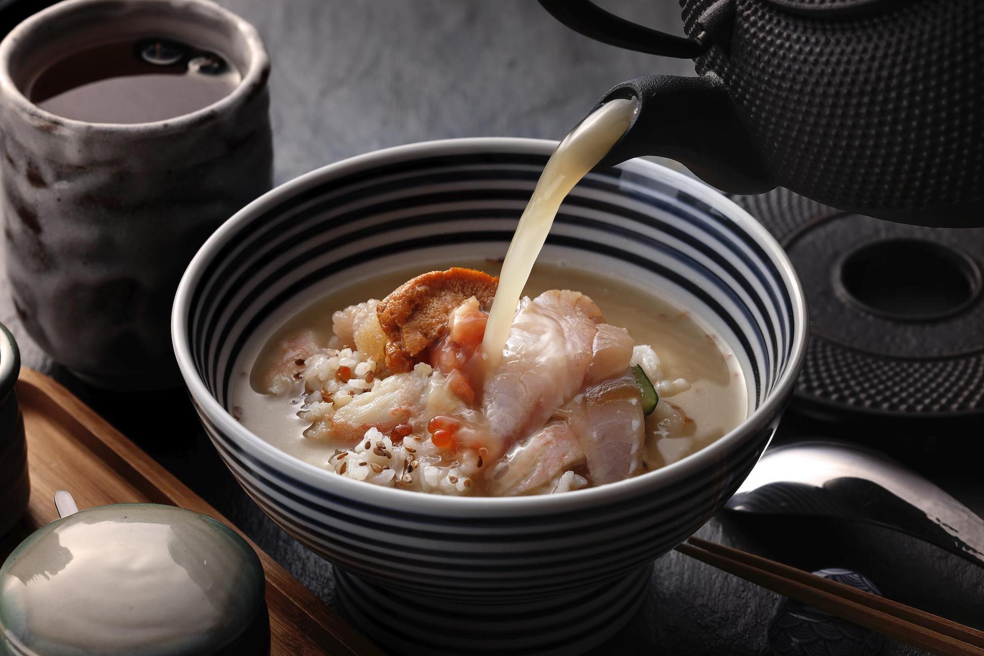 新鮮冰涼的海鮮丼，吃到一半沖進滾燙的真鯛高湯做成茶泡飯，是外帶難以重現的體驗。（金御賞提供）
