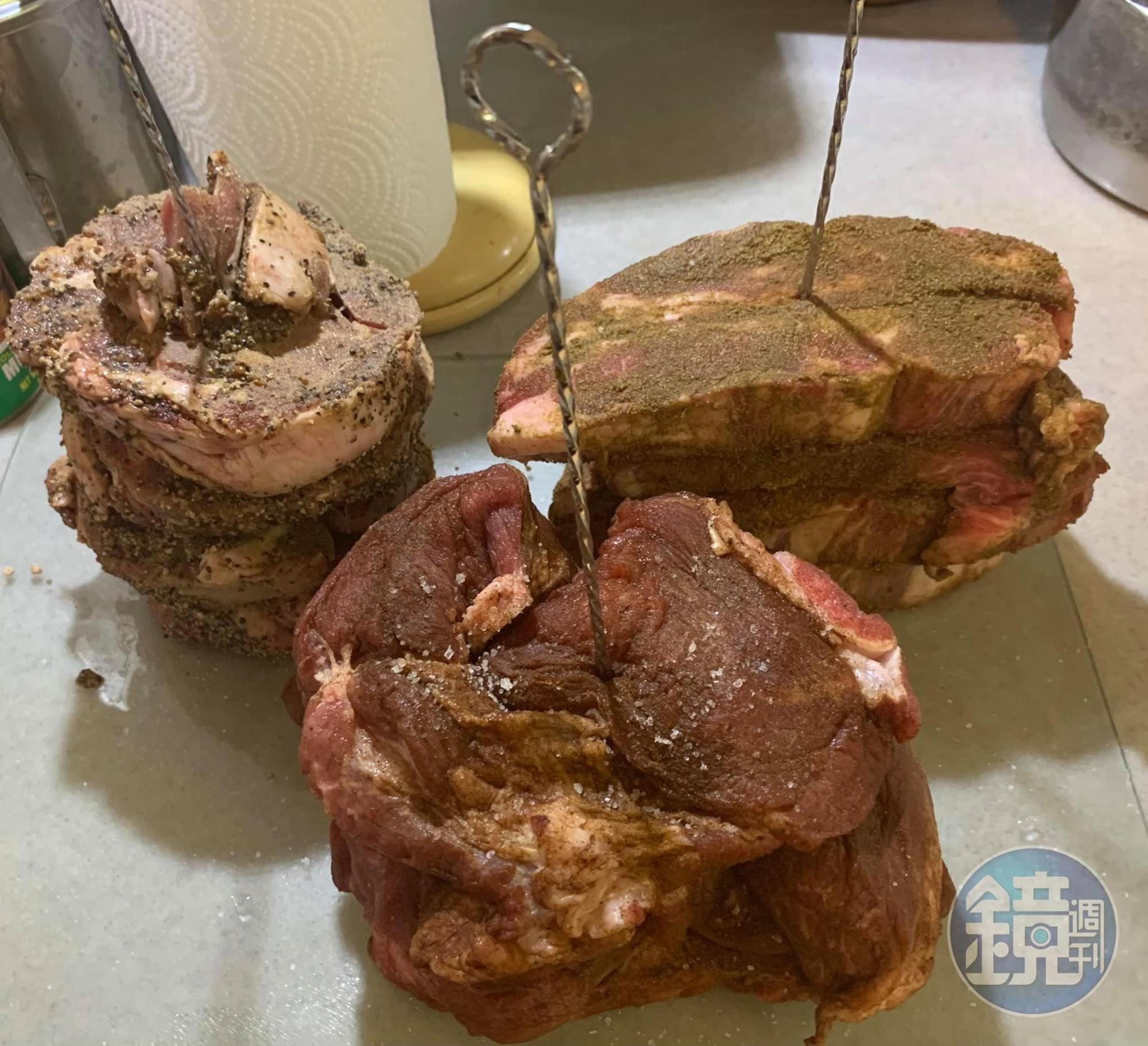 將3種肉片分別曡成肉塔，壓一下，用鋼籤貫穿。
