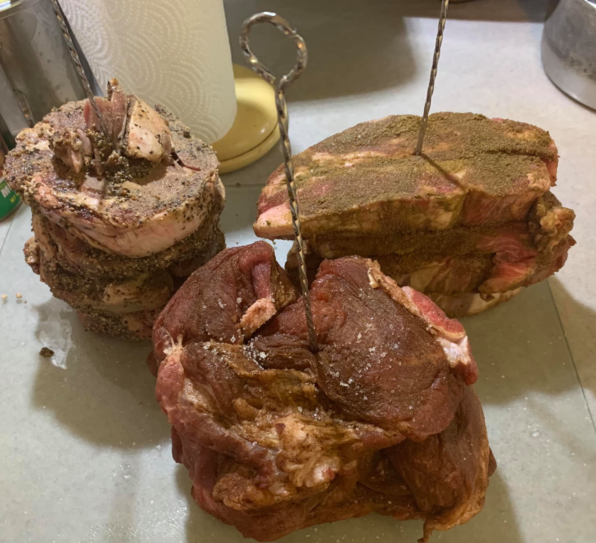 將3種肉片分別曡成肉塔，壓一下，用鋼籤貫穿。